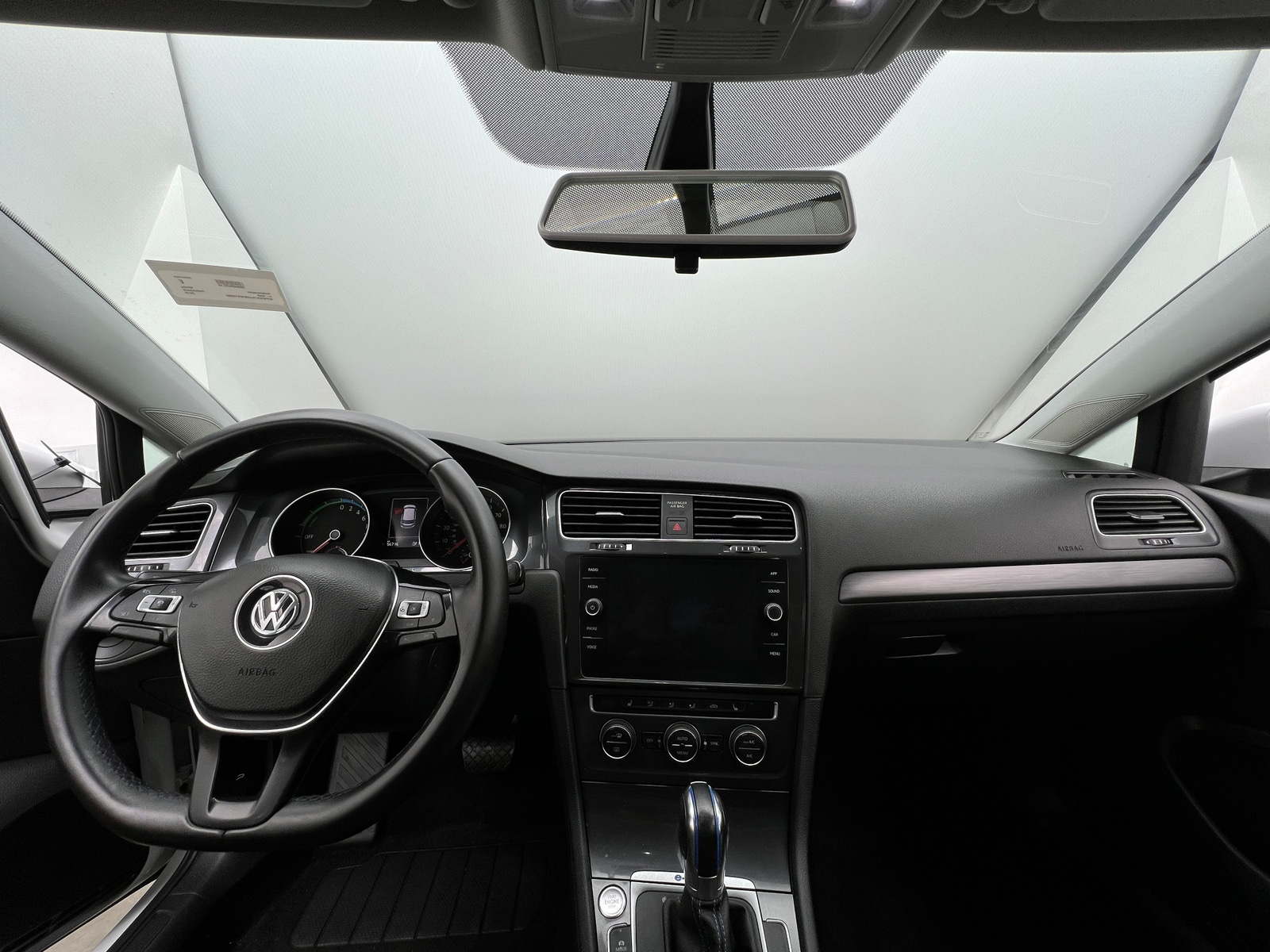 Thumbnail: 2019 Volkswagen e-Golf - 3