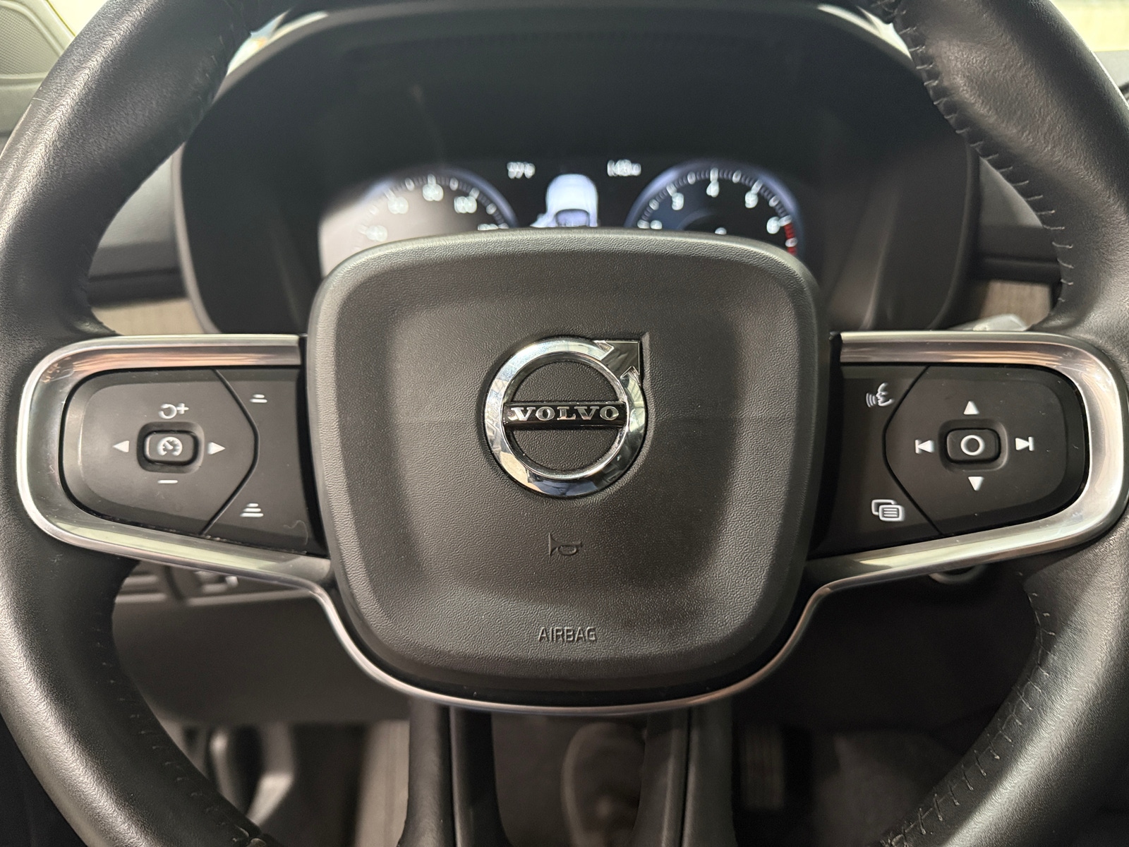 Thumbnail: 2019 Volvo XC40 - 4