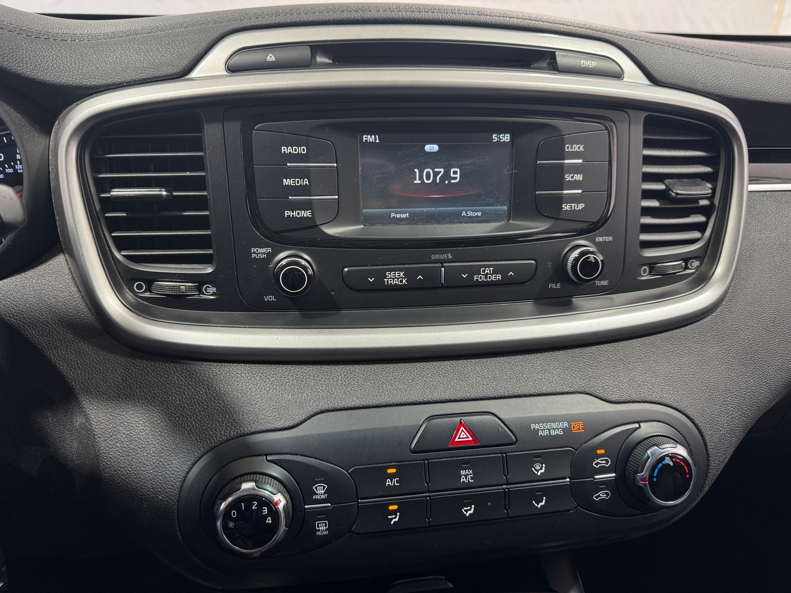 Thumbnail: 2016 Kia Sorento - 4