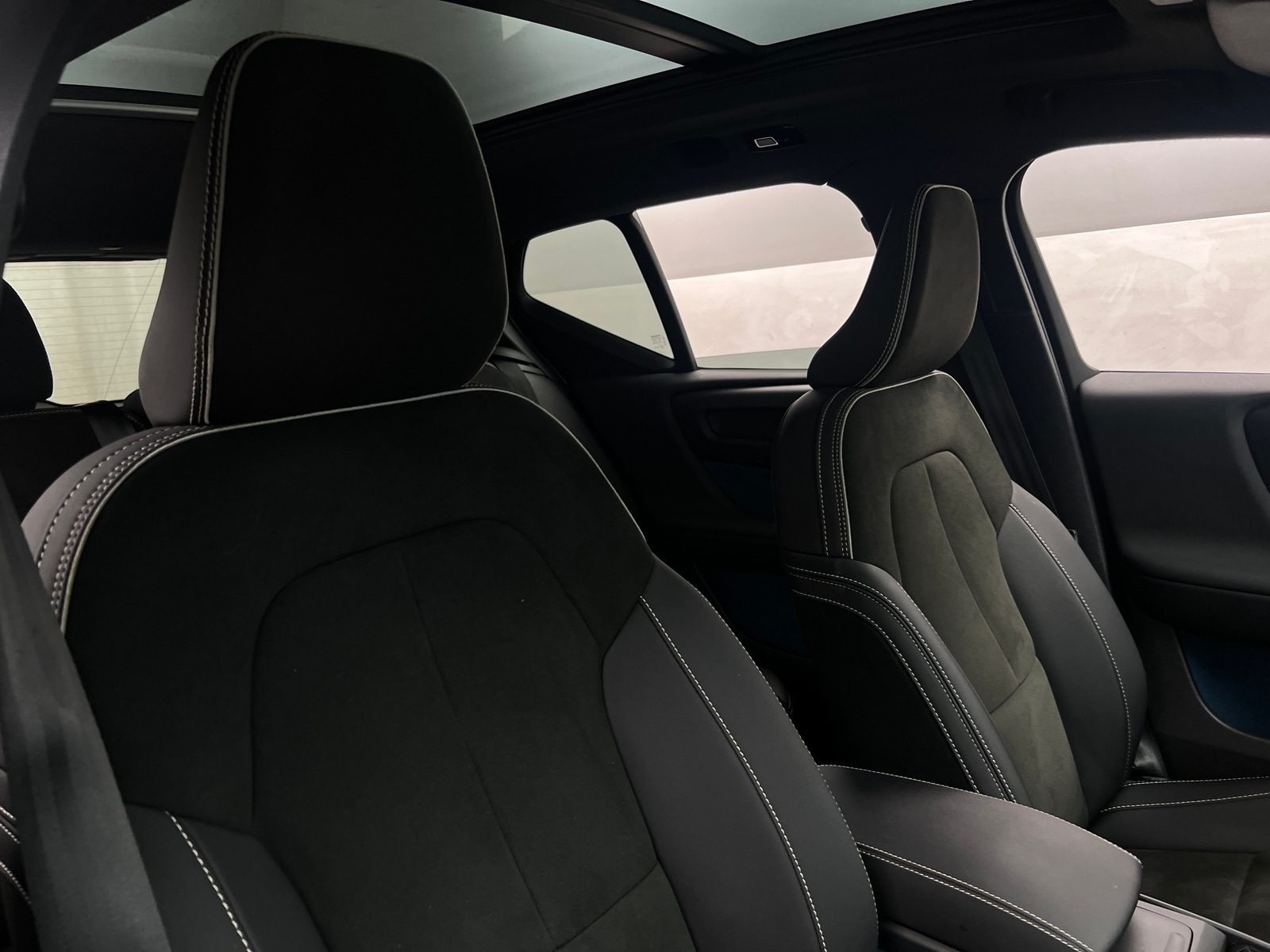 Thumbnail: 2023 Volvo XC40 - 2