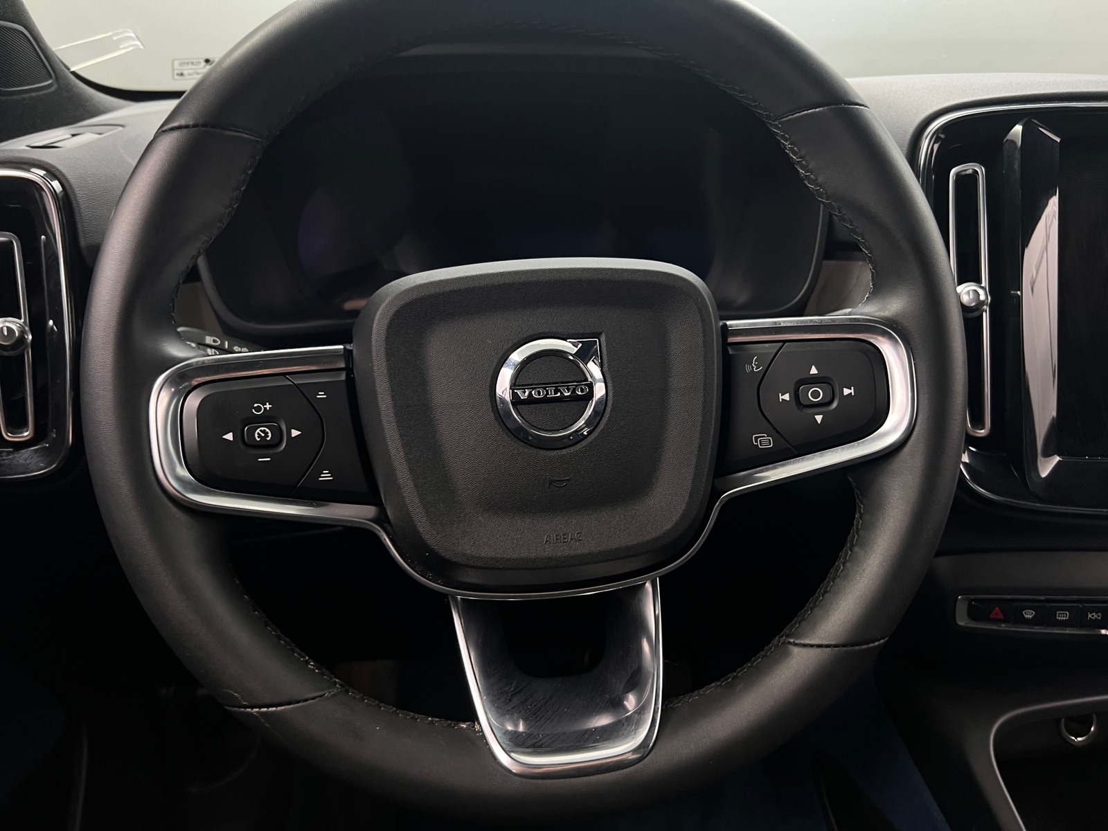 Thumbnail: 2023 Volvo XC40 - 5