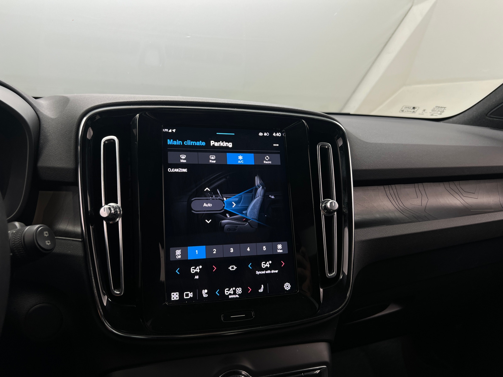 Thumbnail: 2023 Volvo XC40 - 4