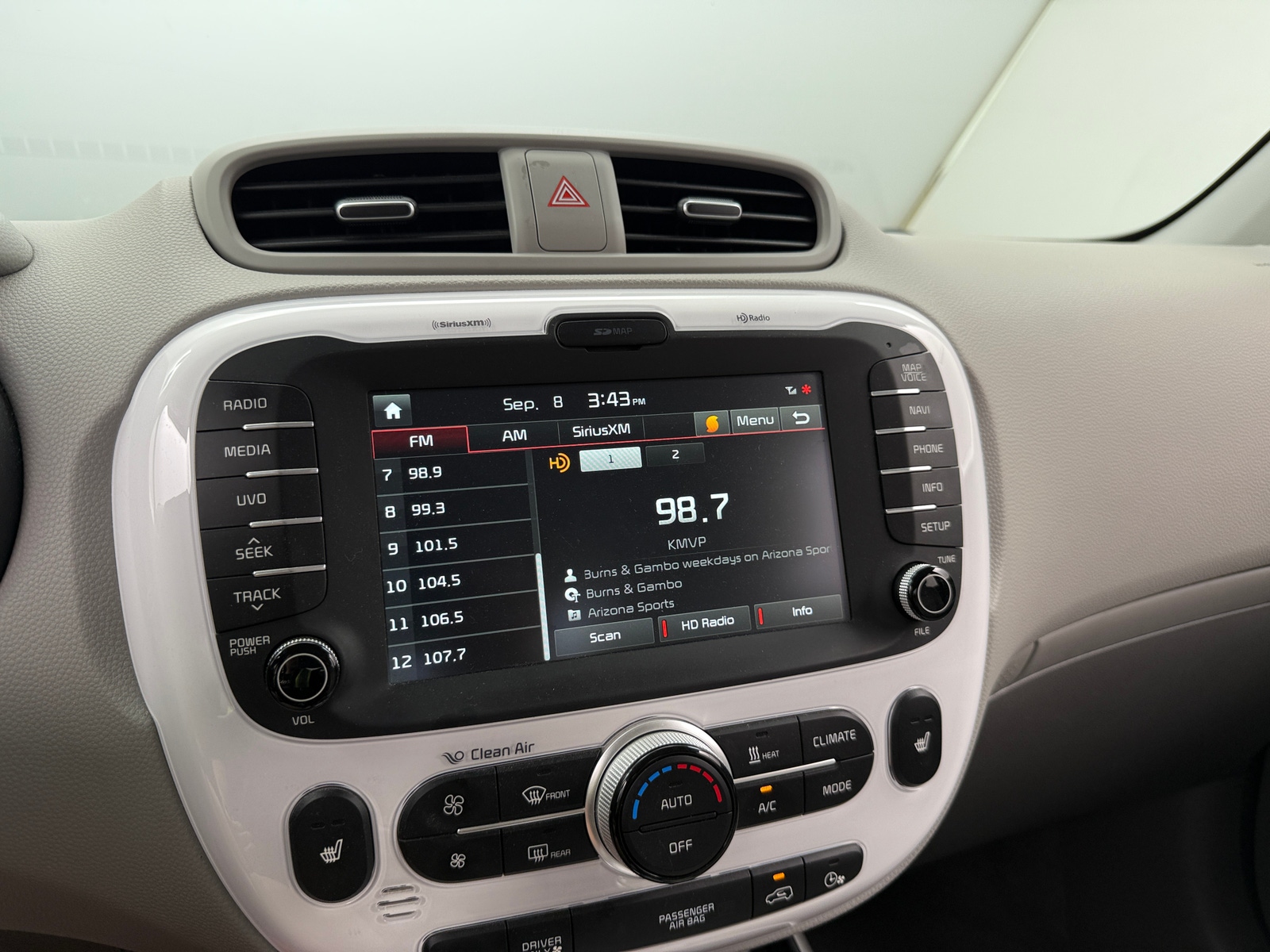 Thumbnail: 2017 Kia Soul EV - 4