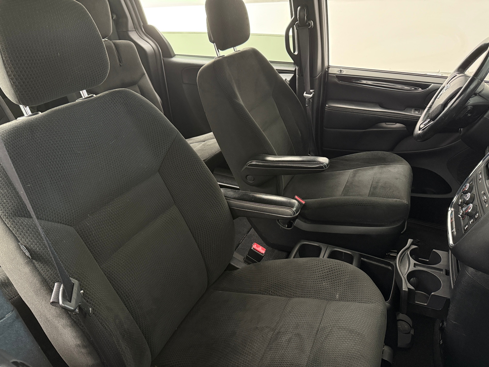 Thumbnail: 2016 Dodge Grand Caravan - 2