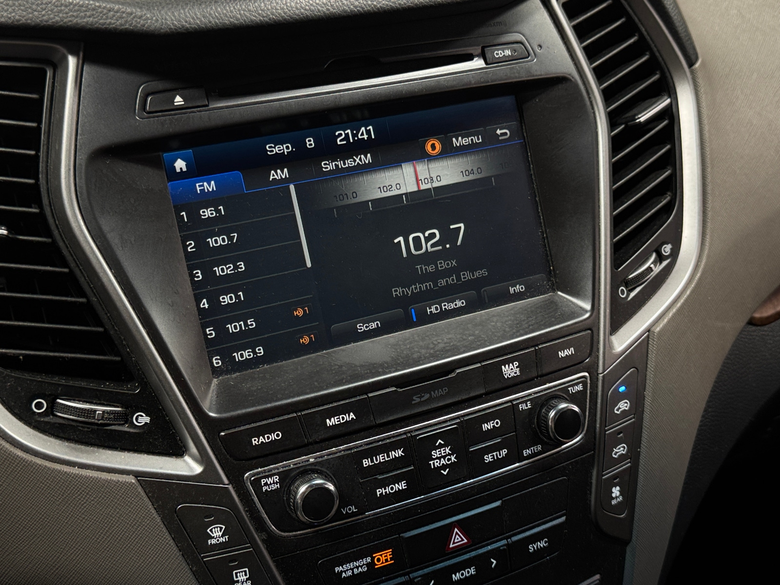 Thumbnail: 2017 Hyundai Santa Fe - 3