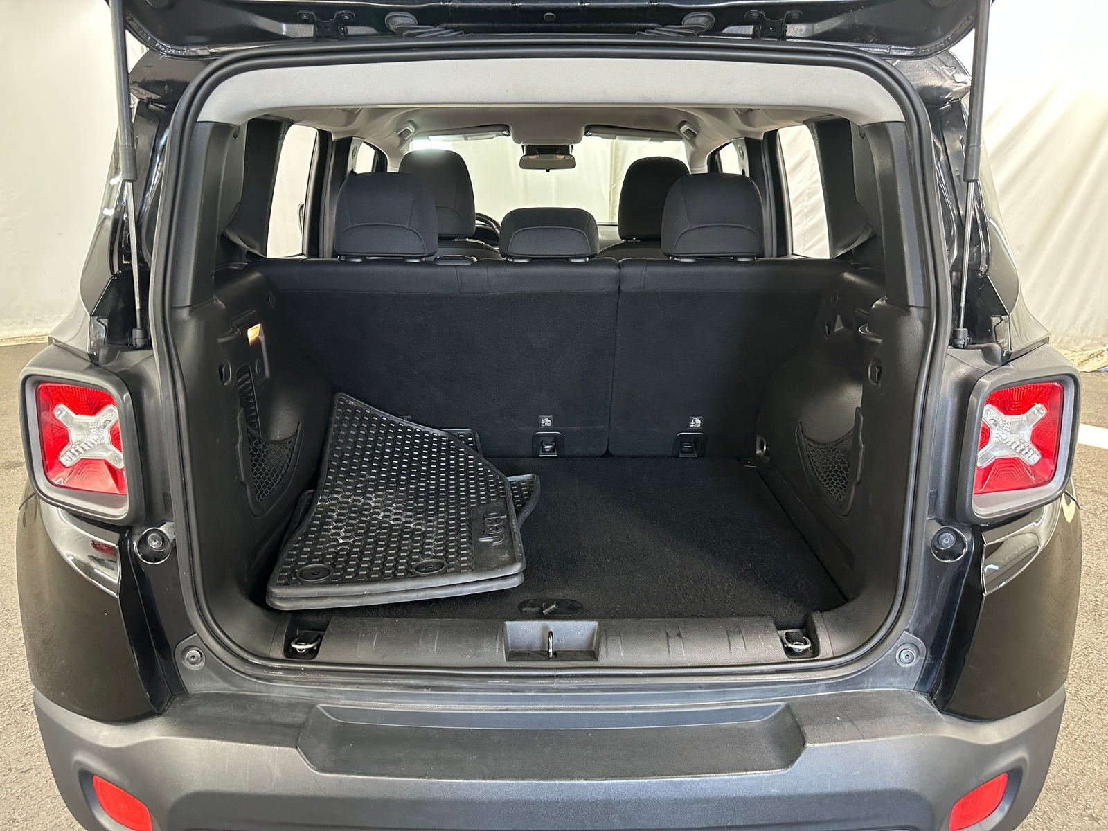 Thumbnail: 2018 Jeep Renegade - 7
