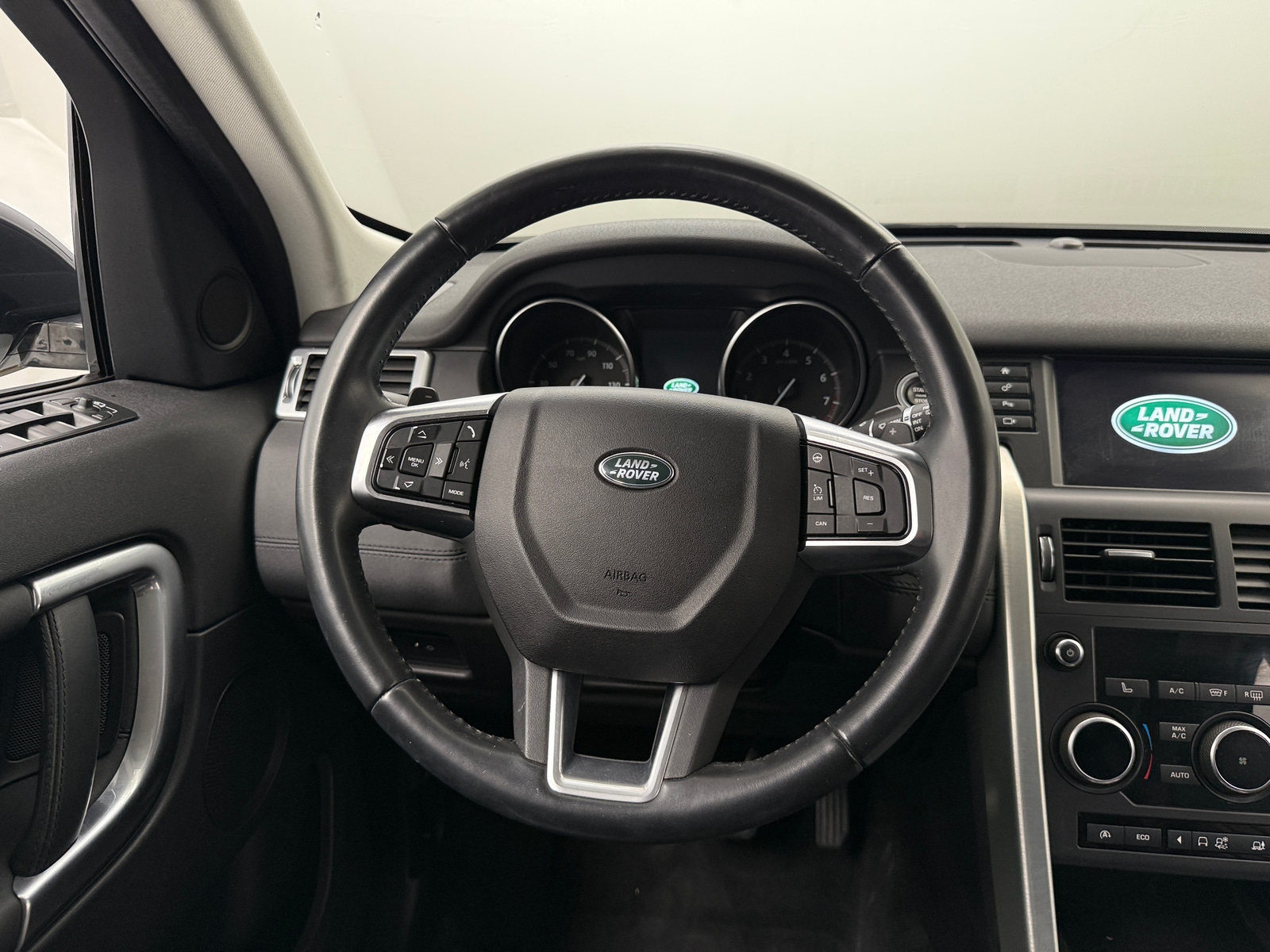 Thumbnail: 2017 Land Rover Discovery Sport - 4