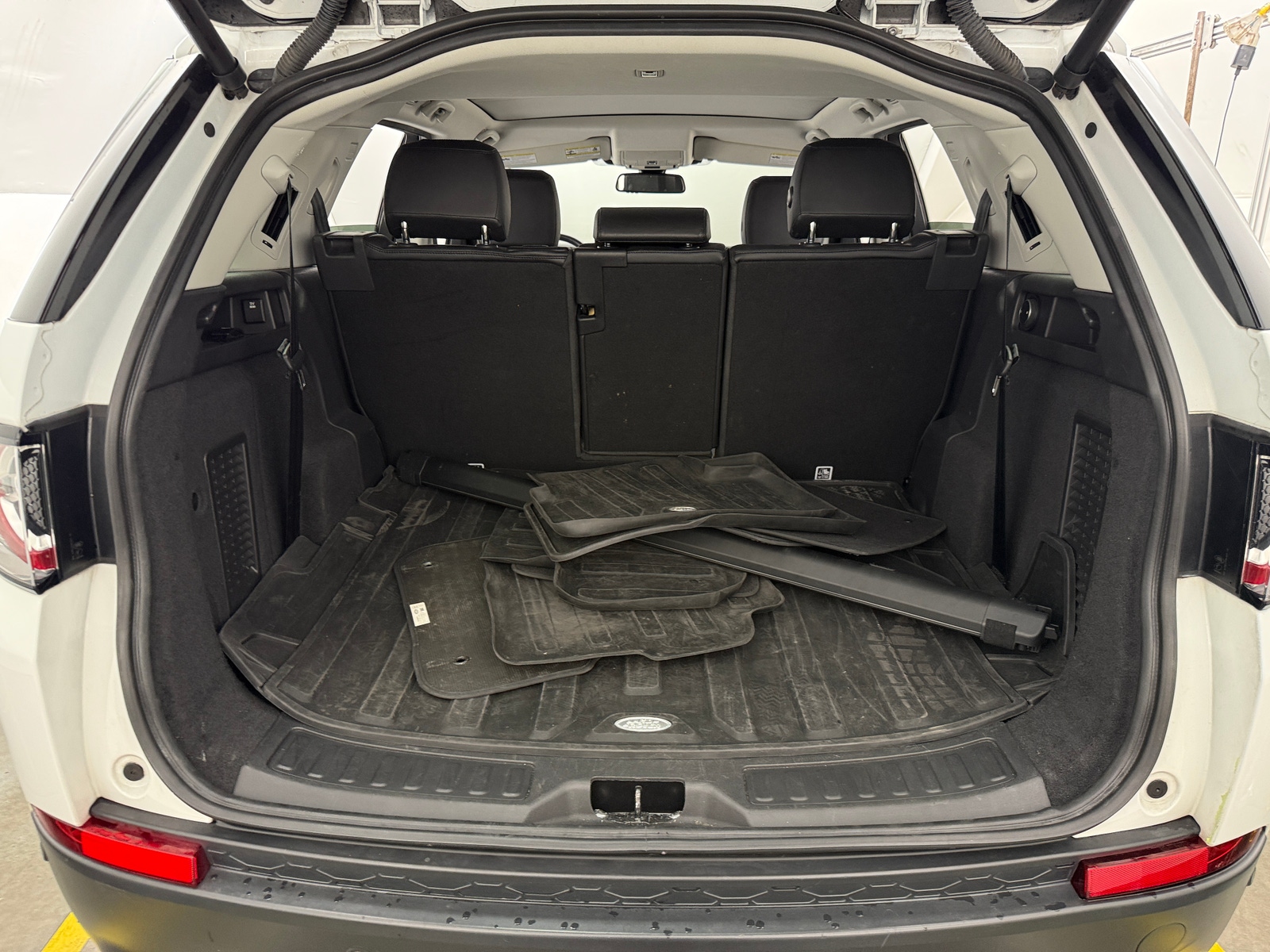 Thumbnail: 2017 Land Rover Discovery Sport - 6