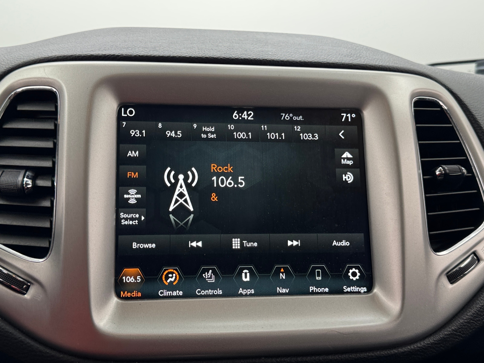 Thumbnail: 2021 Jeep Compass - 3