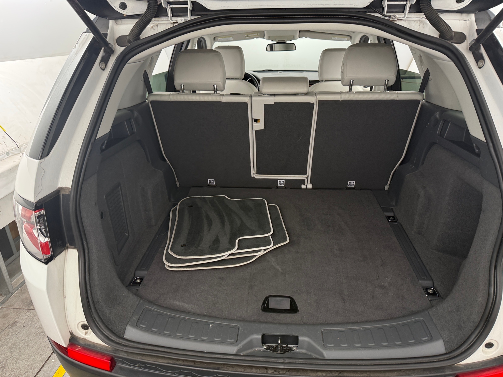 Thumbnail: 2018 Land Rover Discovery Sport - 6