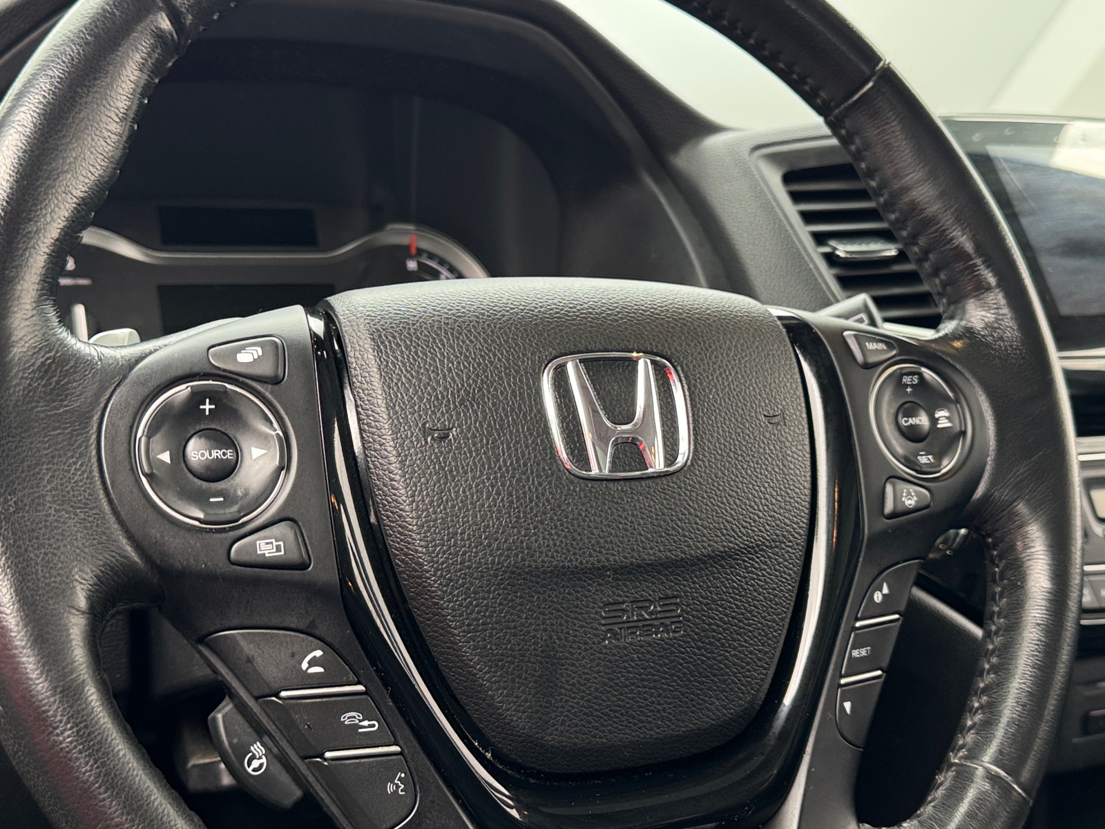 Thumbnail: 2017 Honda Pilot - 4