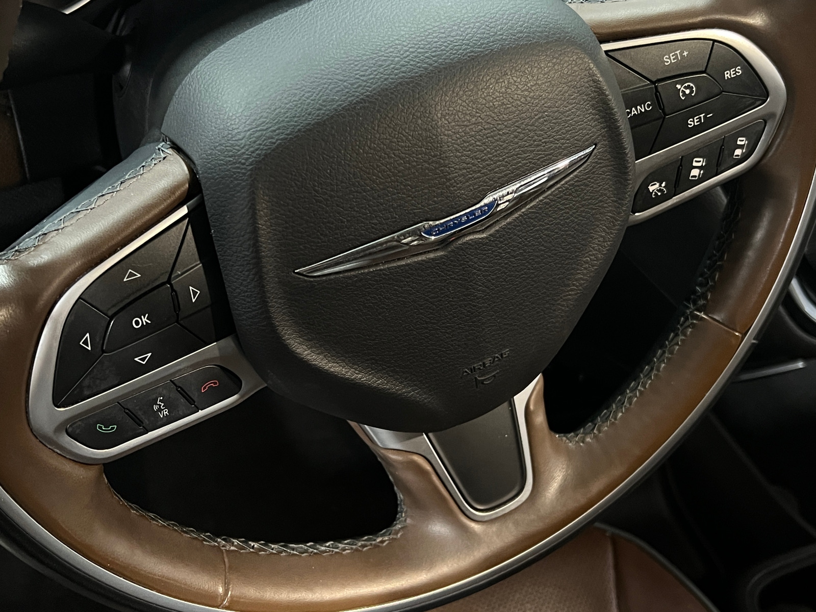 Thumbnail: 2017 Chrysler Pacifica - 4