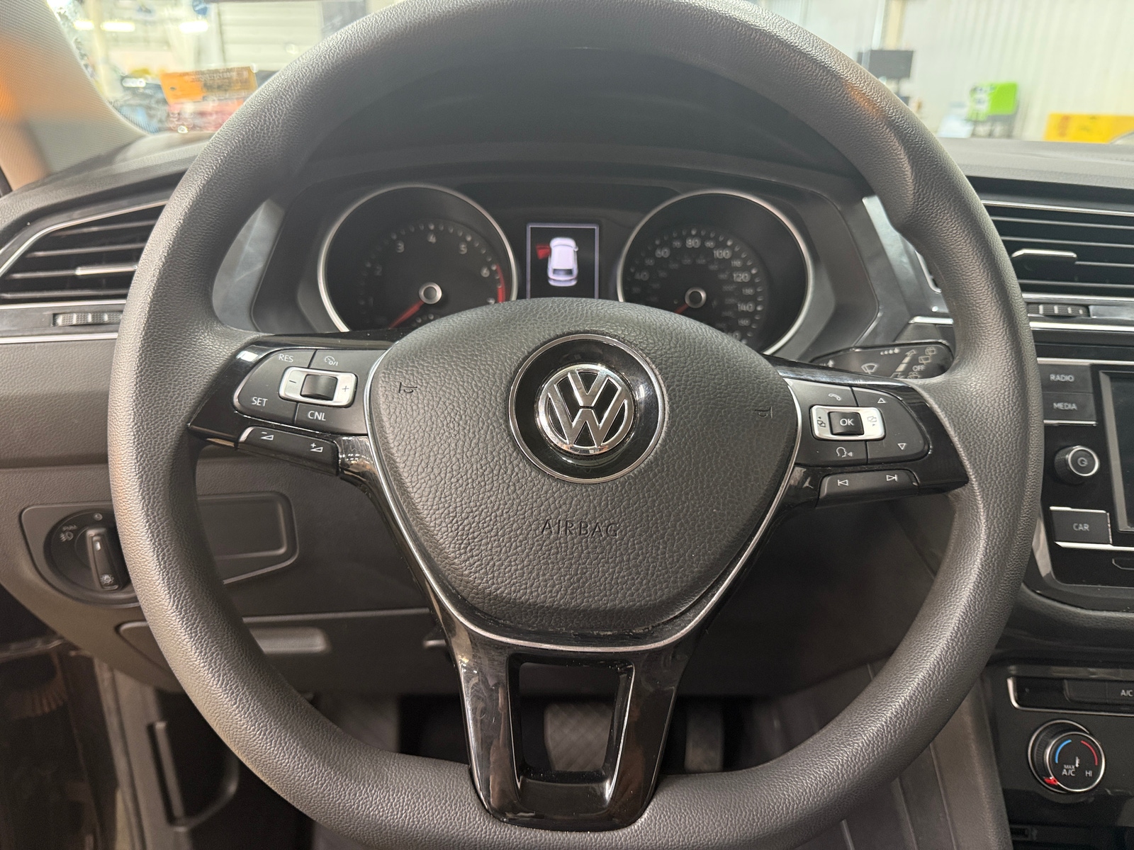 Thumbnail: 2018 Volkswagen Tiguan - 5