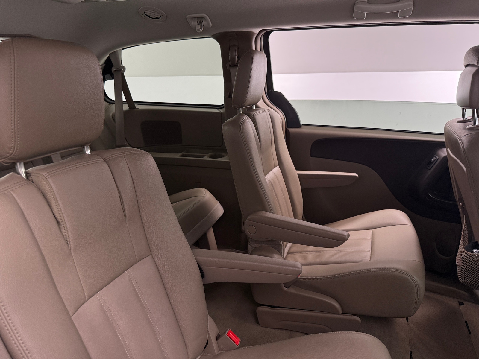 Thumbnail: 2016 Chrysler Town & Country - 5