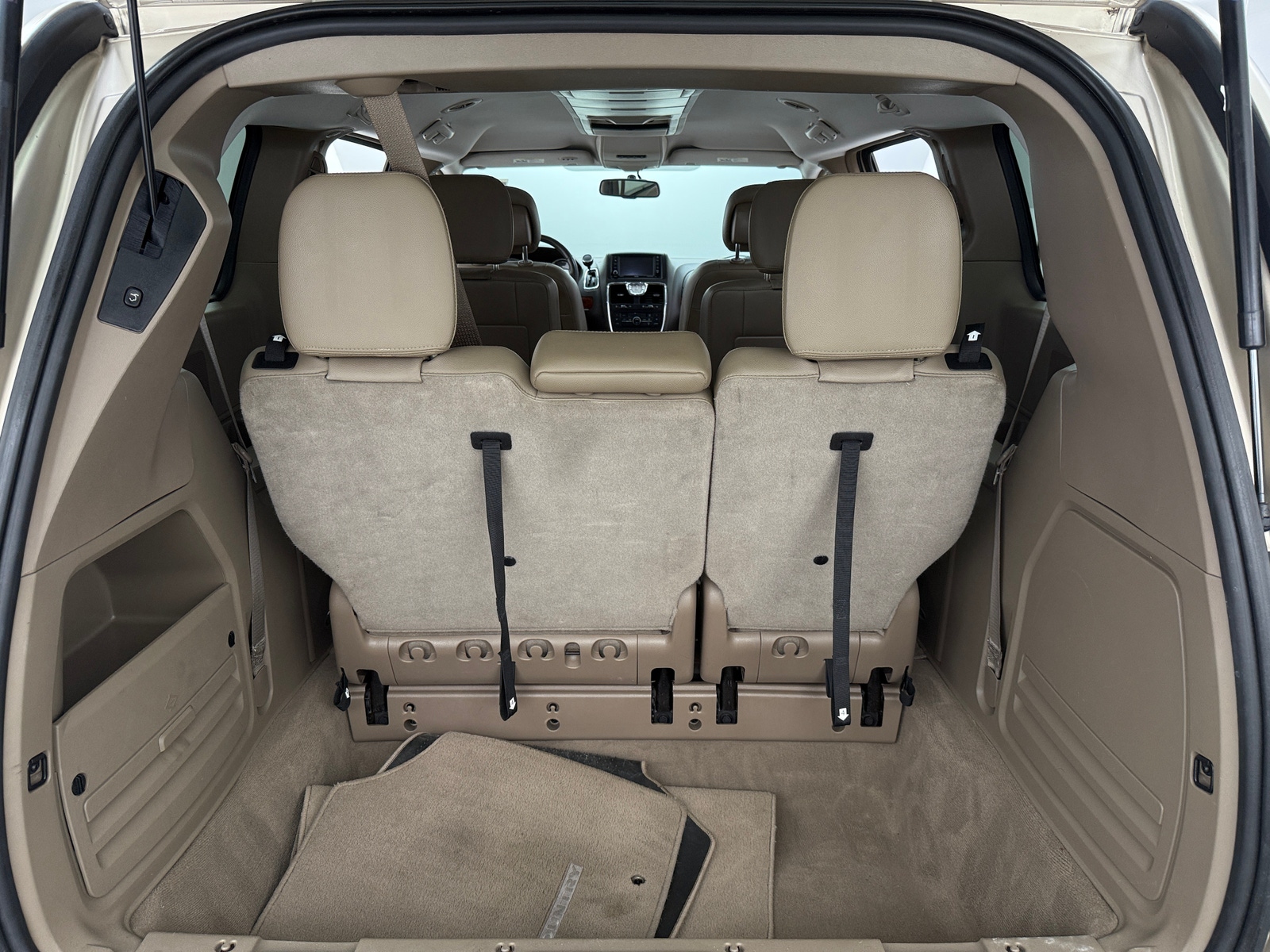 Thumbnail: 2016 Chrysler Town & Country - 6