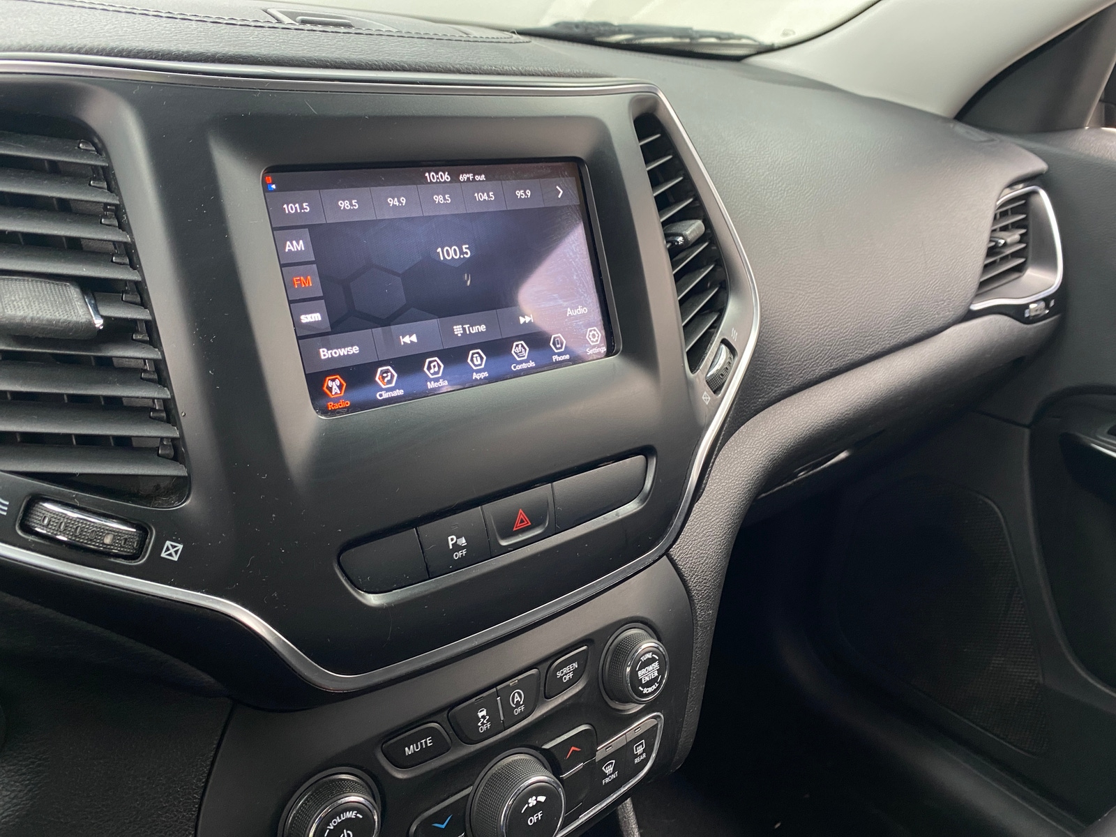 Thumbnail: 2019 Jeep Cherokee - 4