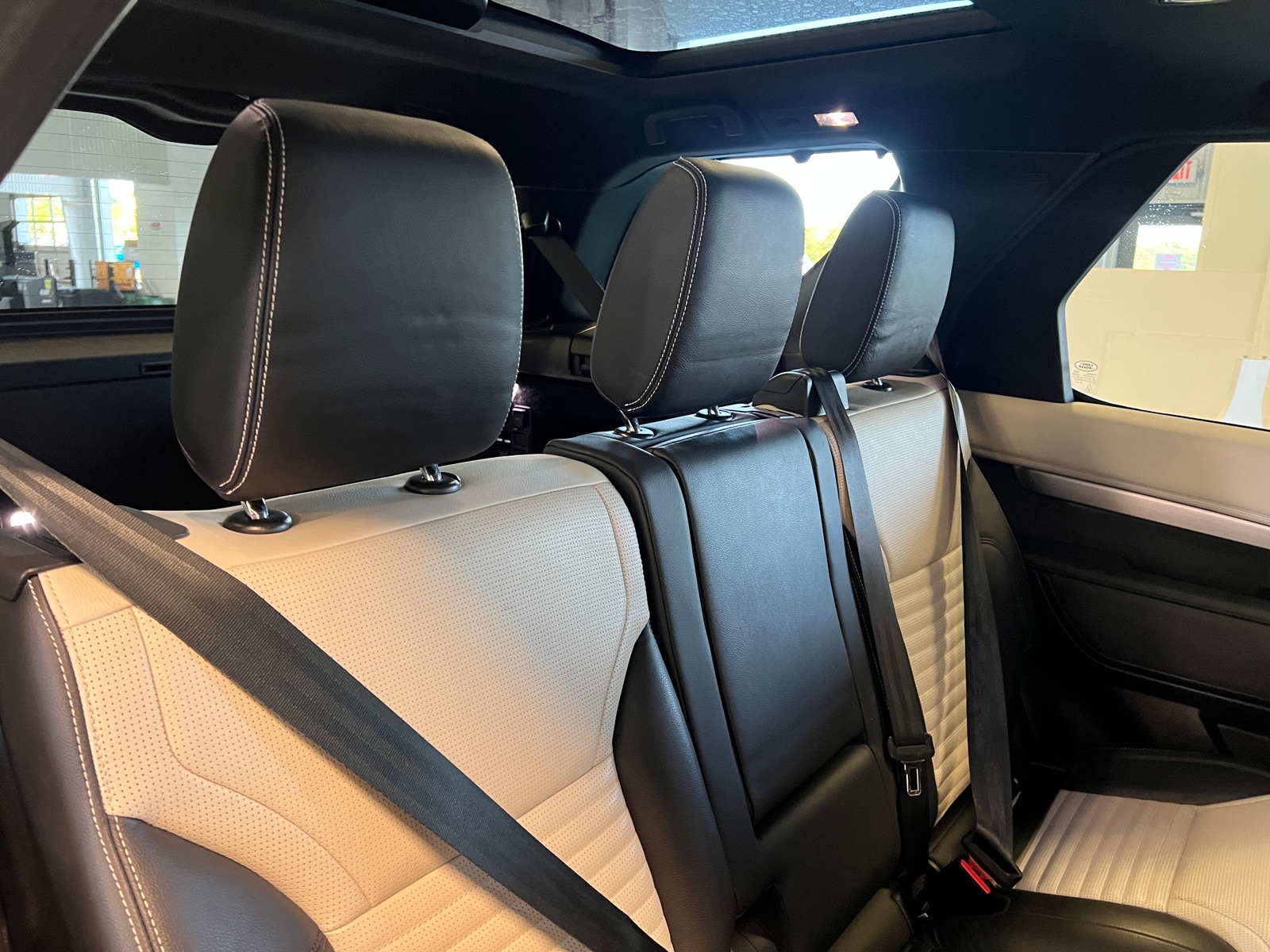 Thumbnail: 2021 Land Rover Discovery - 6