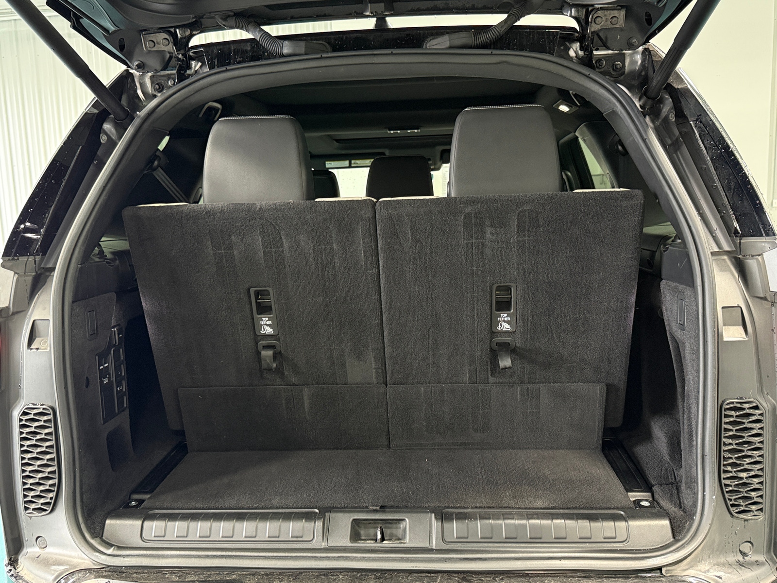 Thumbnail: 2021 Land Rover Discovery - 7