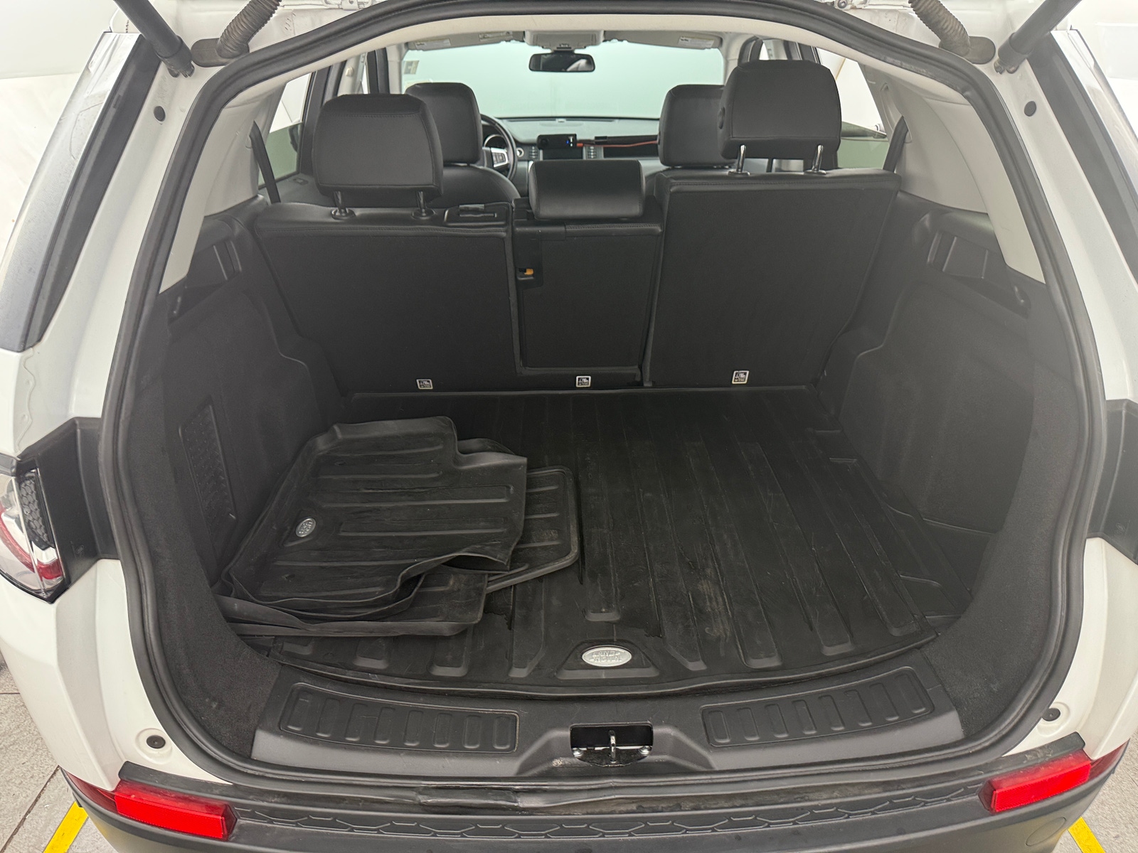 Thumbnail: 2015 Land Rover Discovery Sport - 6