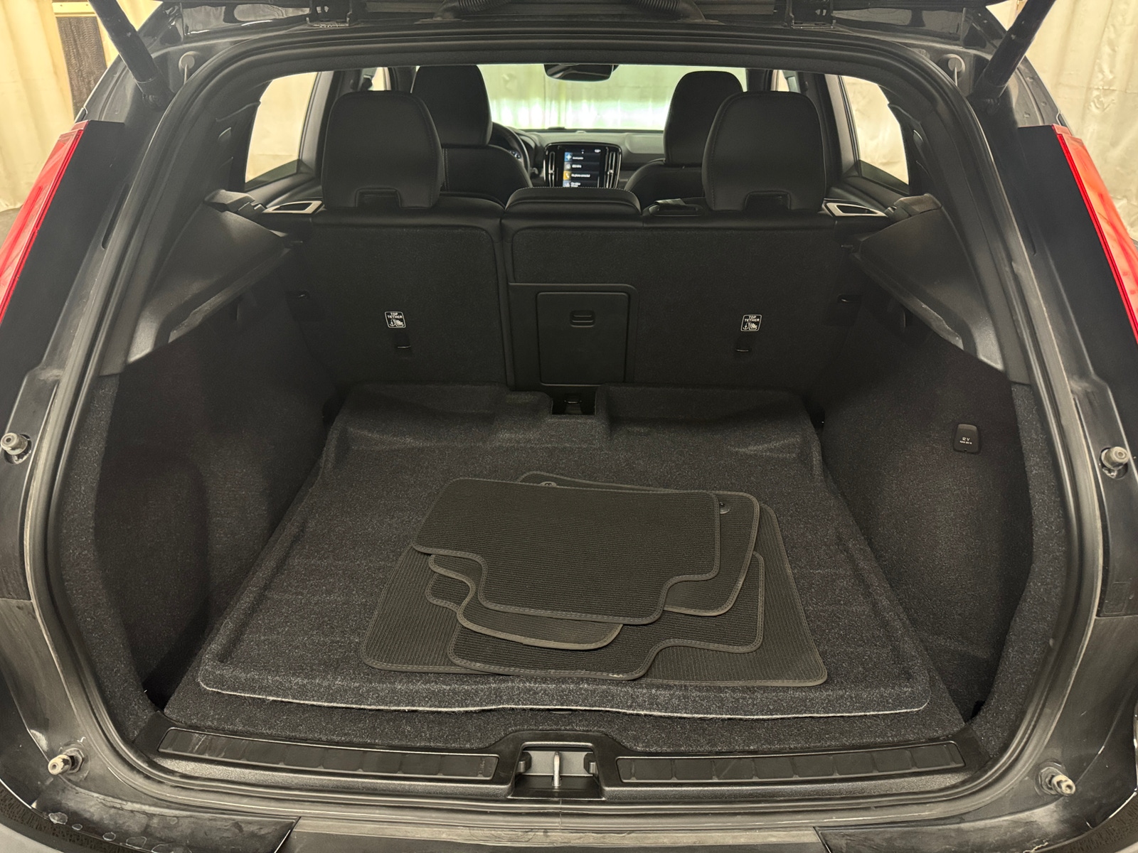 Thumbnail: 2022 Volvo XC40 - 6