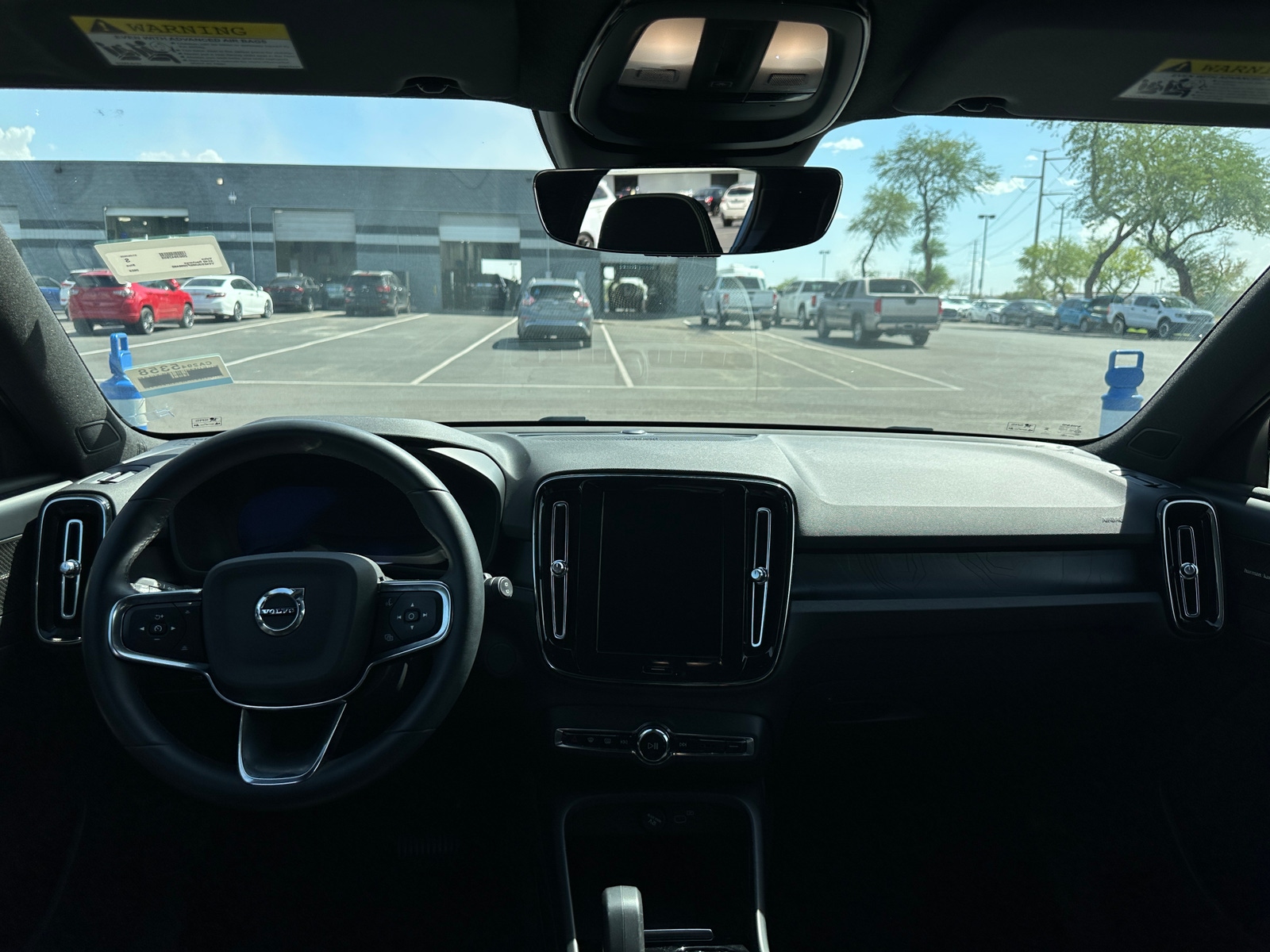 Thumbnail: 2023 Volvo XC40 - 3