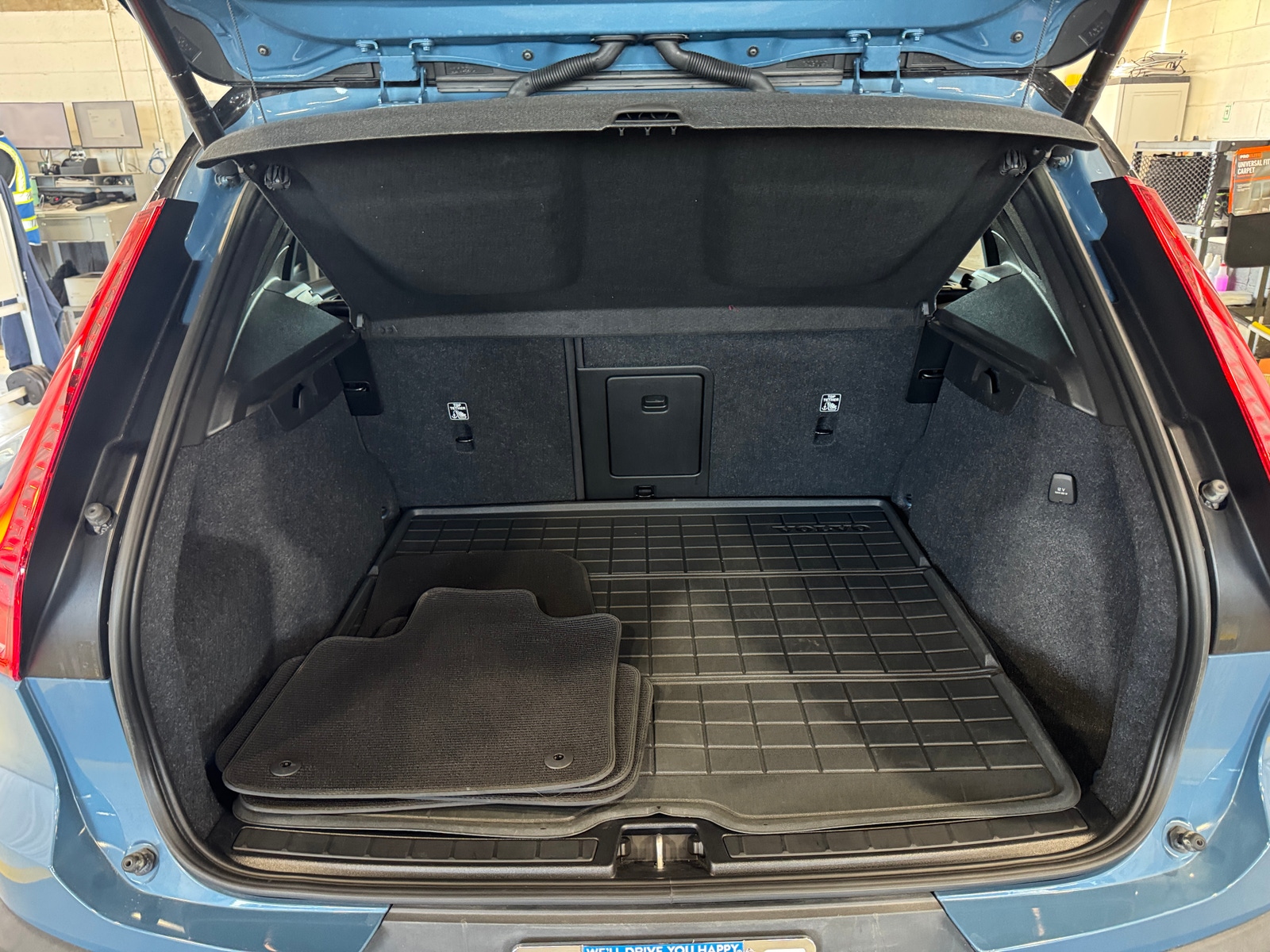 Thumbnail: 2023 Volvo XC40 - 7