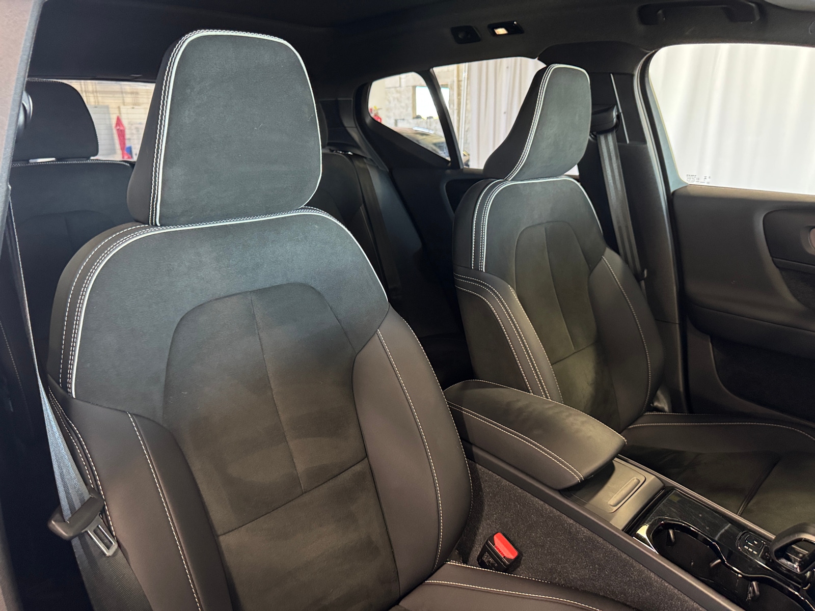 Thumbnail: 2023 Volvo XC40 - 2