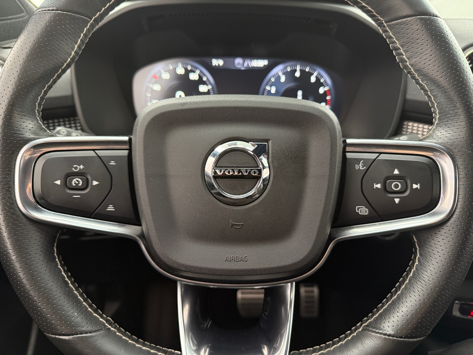 Thumbnail: 2021 Volvo XC40 - 4