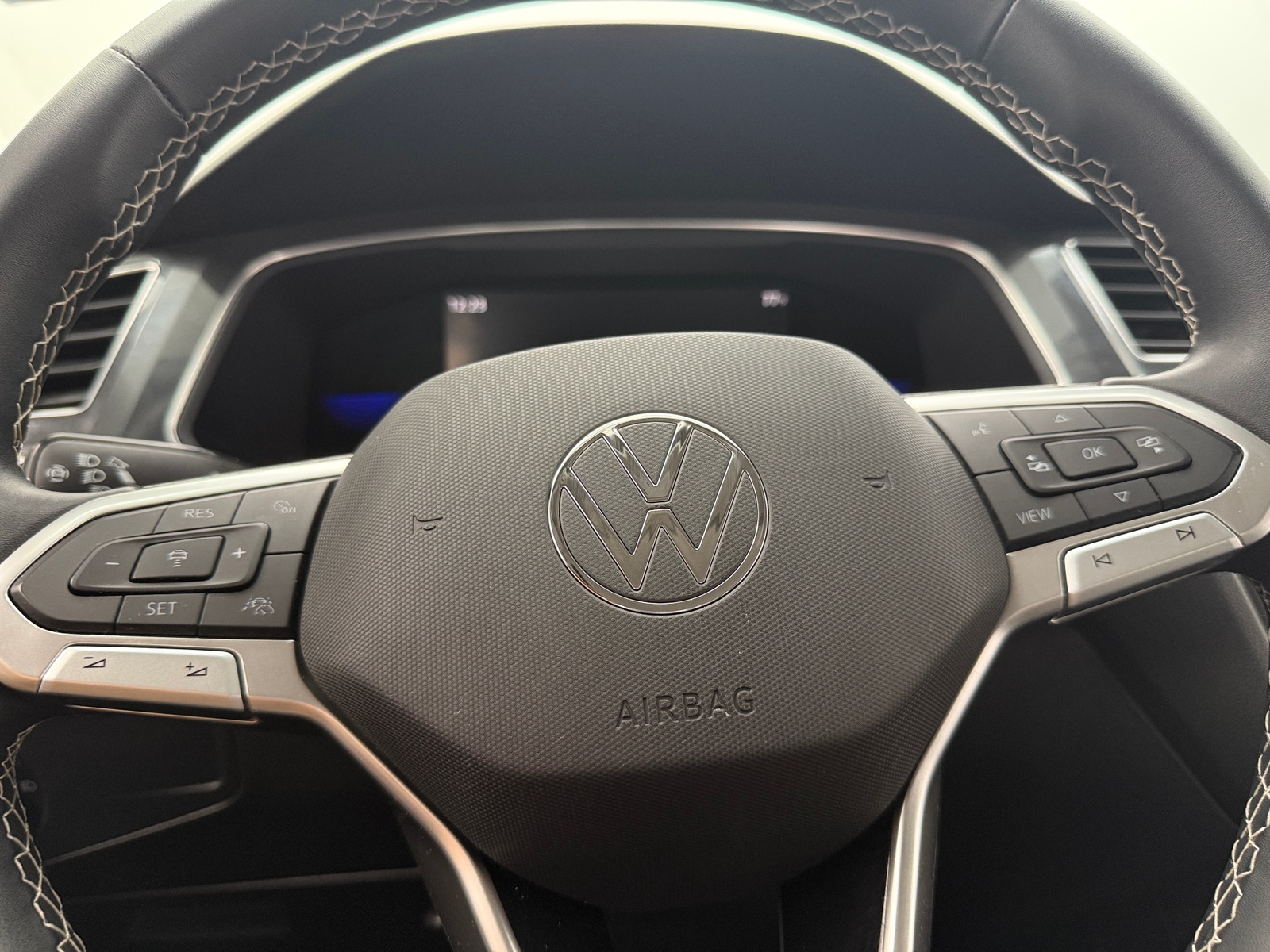 Thumbnail: 2022 Volkswagen Tiguan - 4