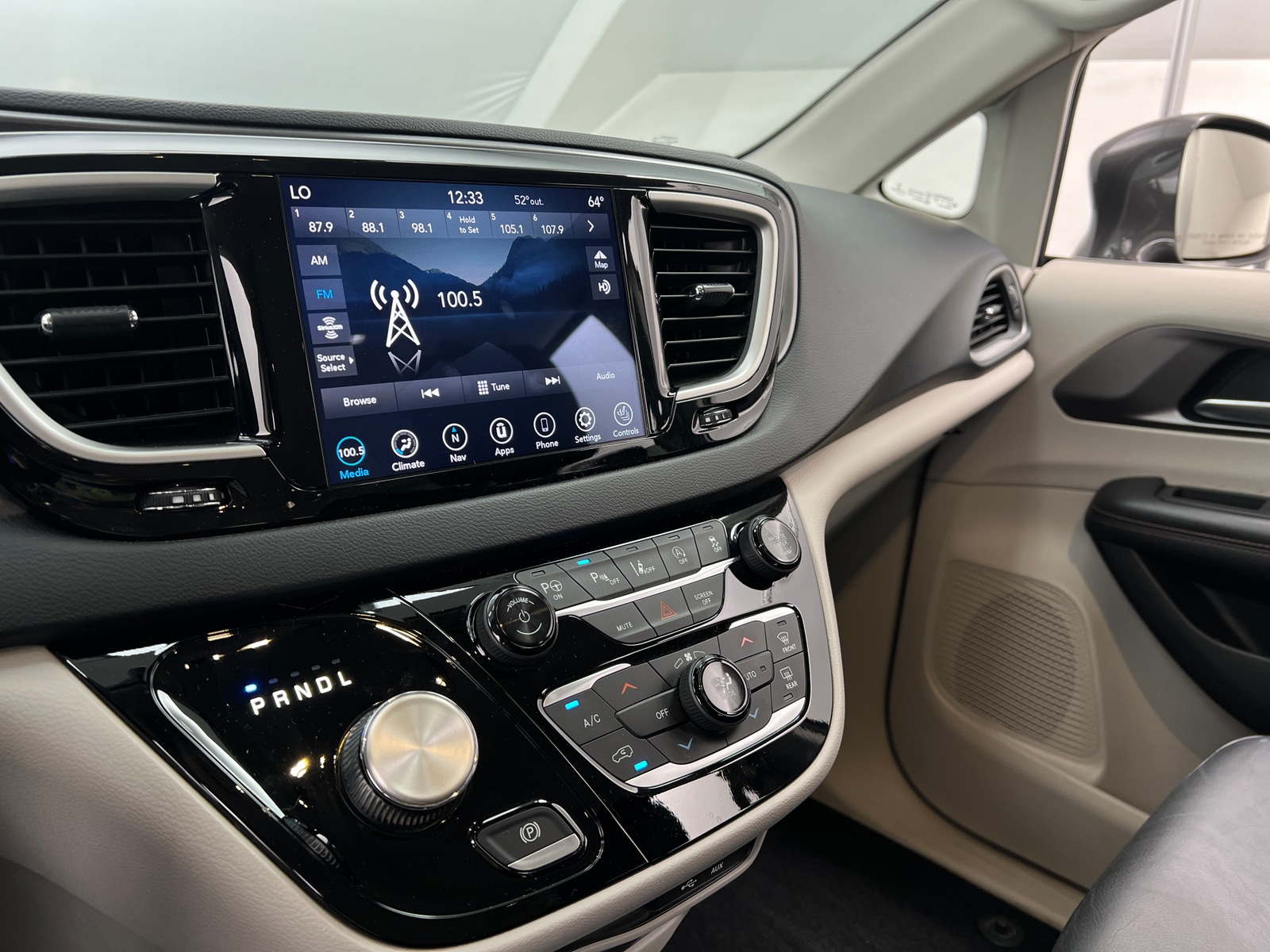 Thumbnail: 2020 Chrysler Pacifica - 3
