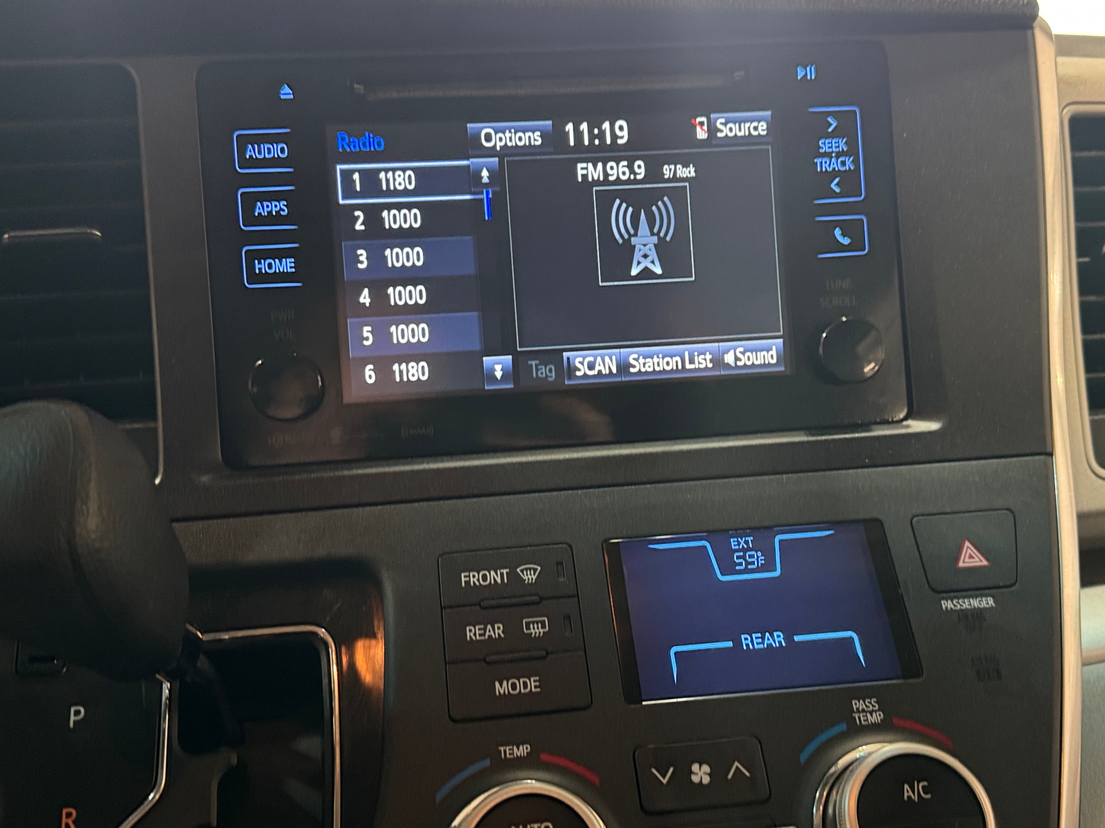 Thumbnail: 2017 Toyota Sienna - 4