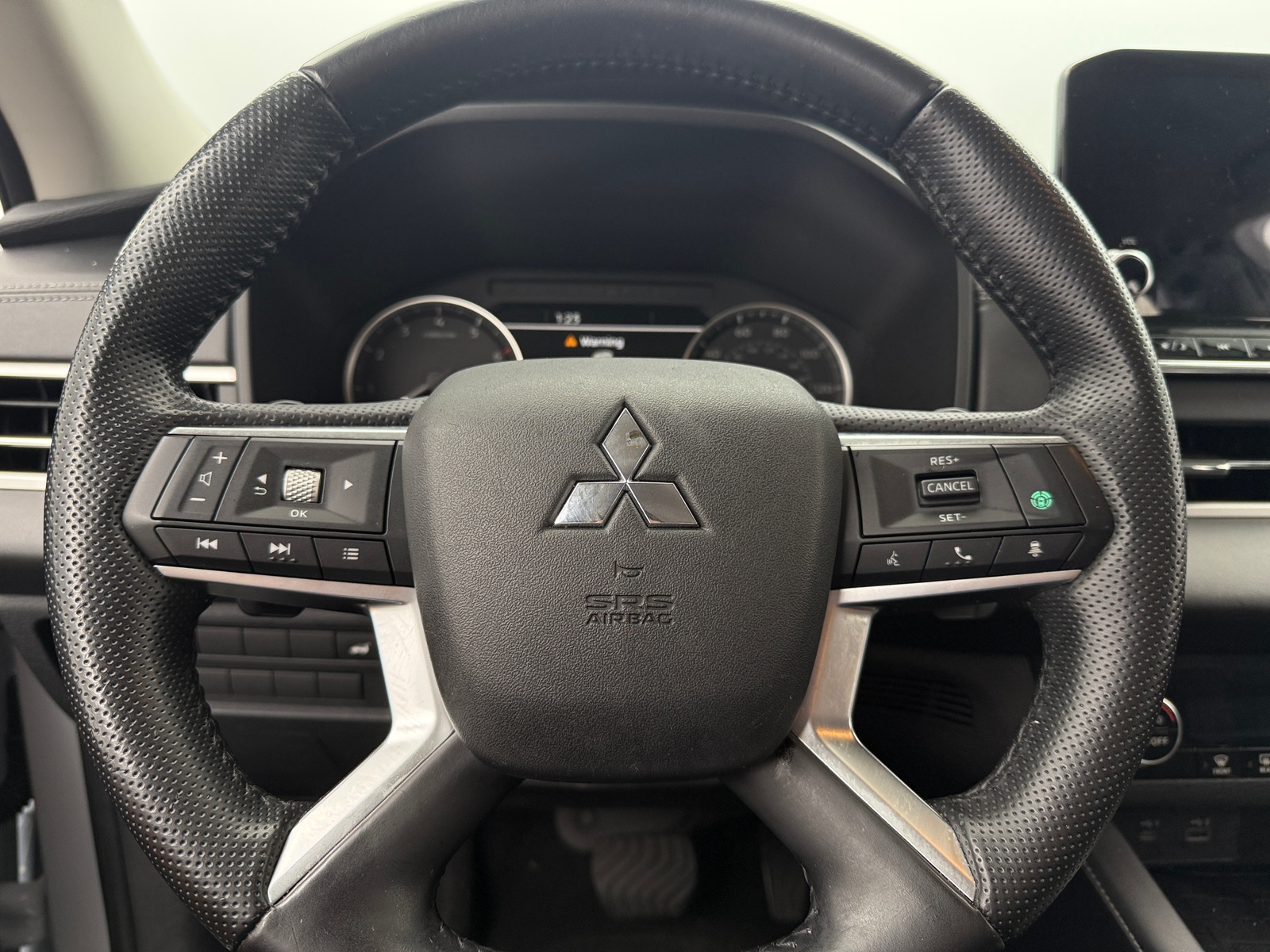 Thumbnail: 2023 Mitsubishi Outlander - 4
