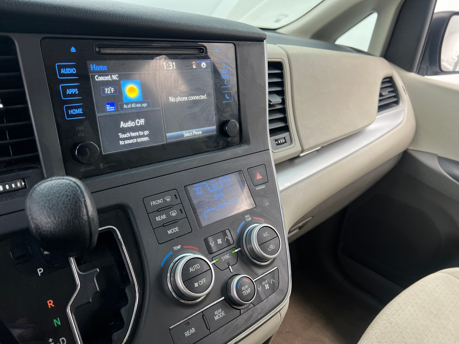 Thumbnail: 2015 Toyota Sienna - 4