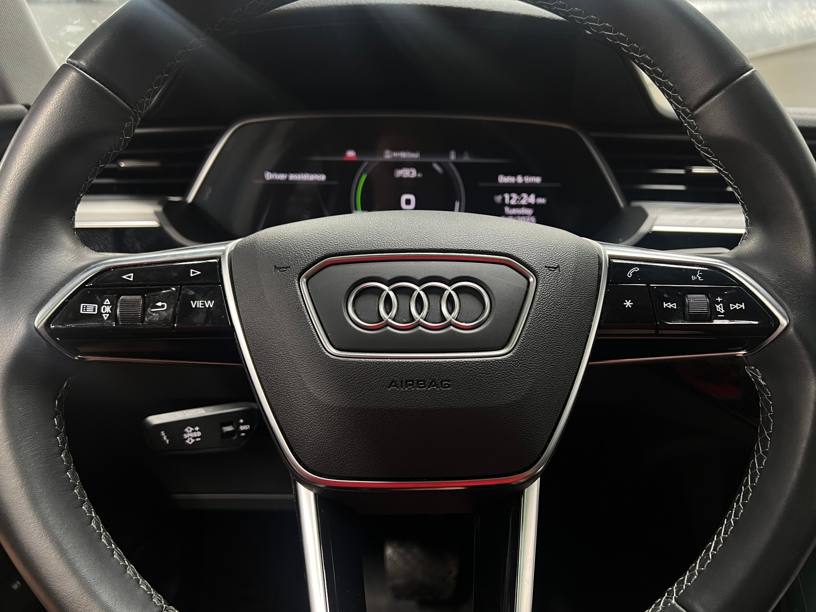 Thumbnail: 2022 Audi e-tron S - 4