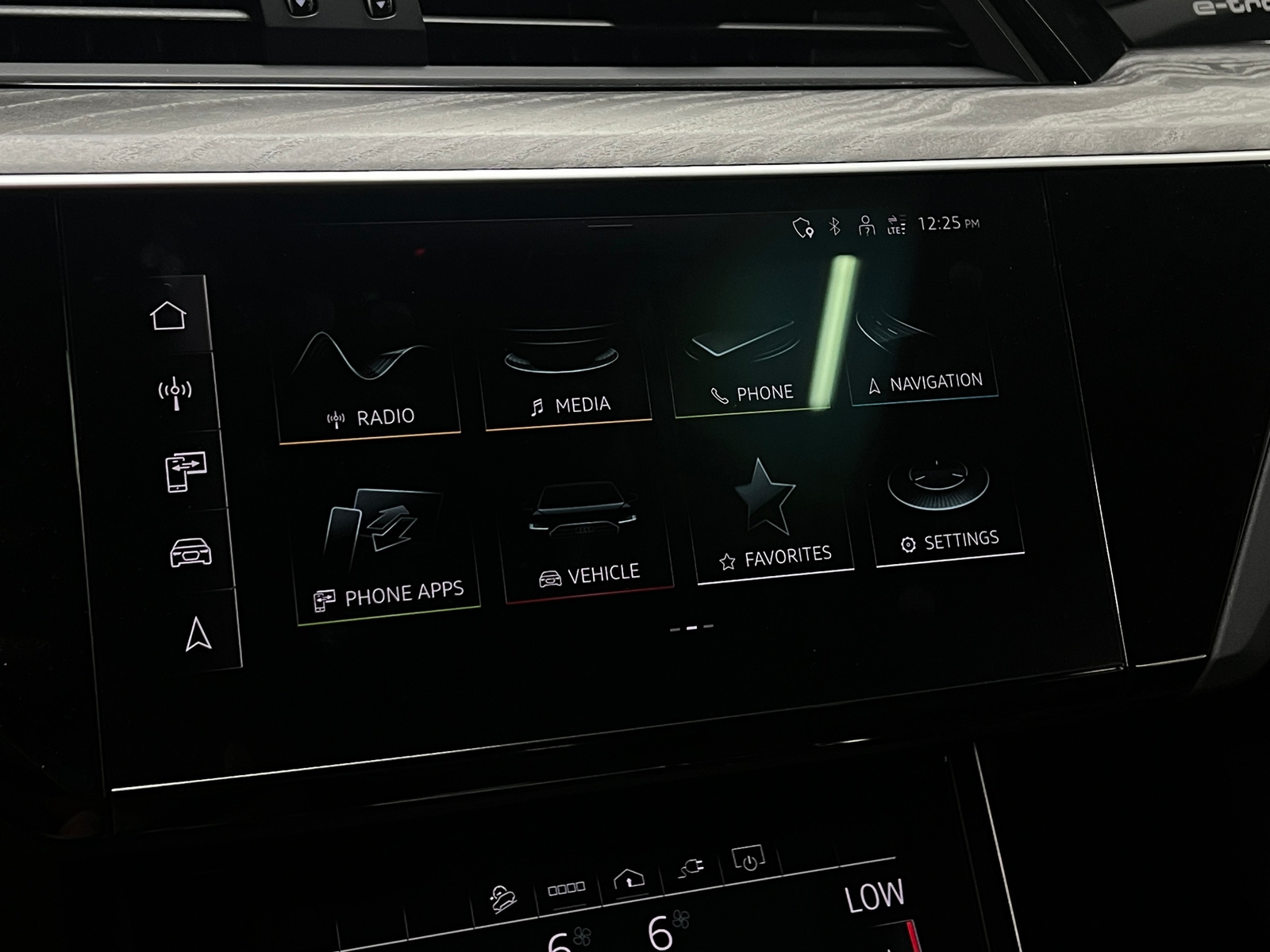 Thumbnail: 2022 Audi e-tron S - 3