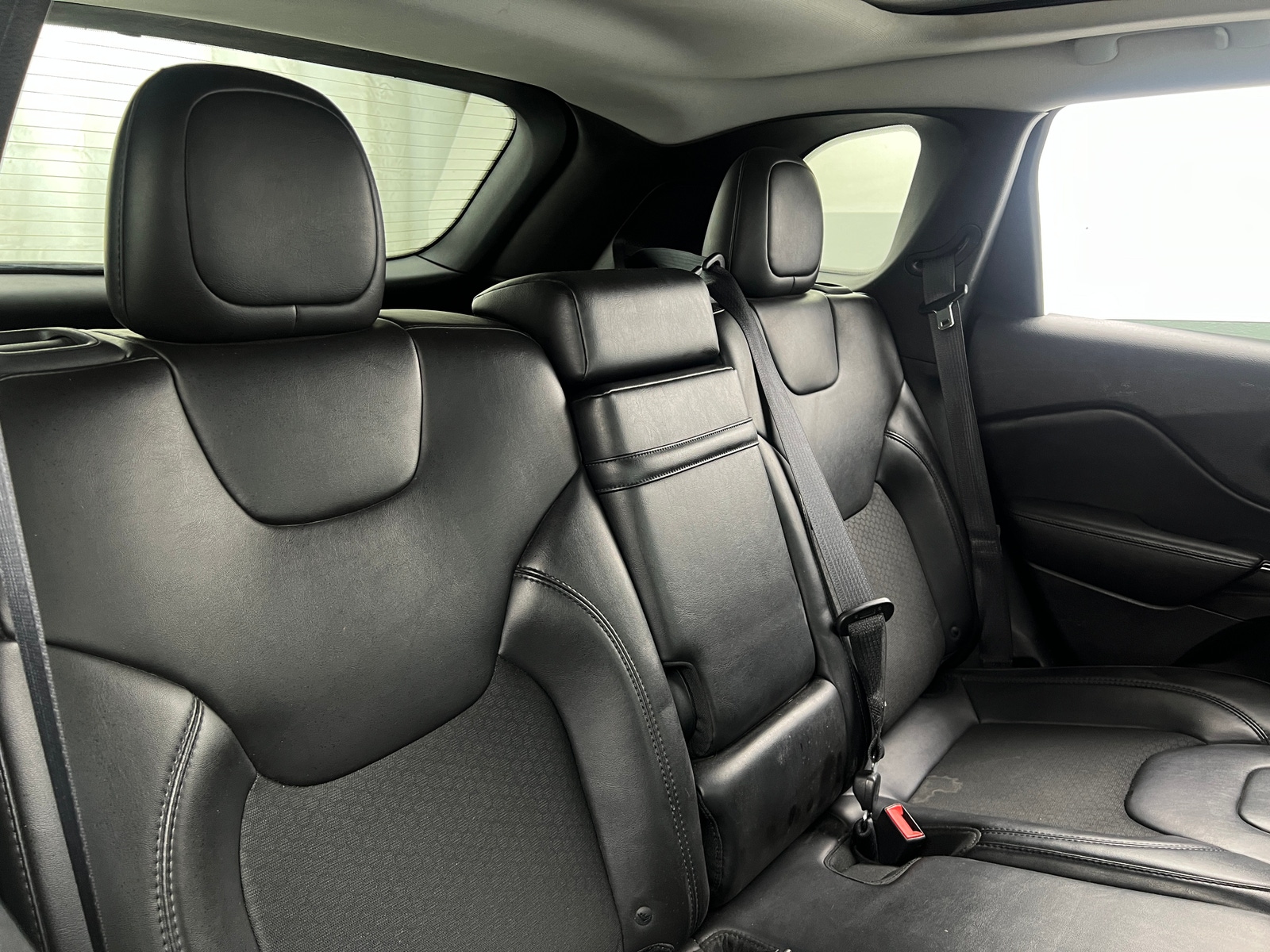 Thumbnail: 2019 Jeep Cherokee - 6