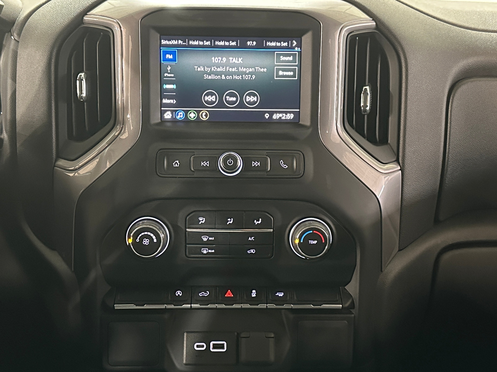 Thumbnail: 2022 Chevrolet Silverado 1500 - 4