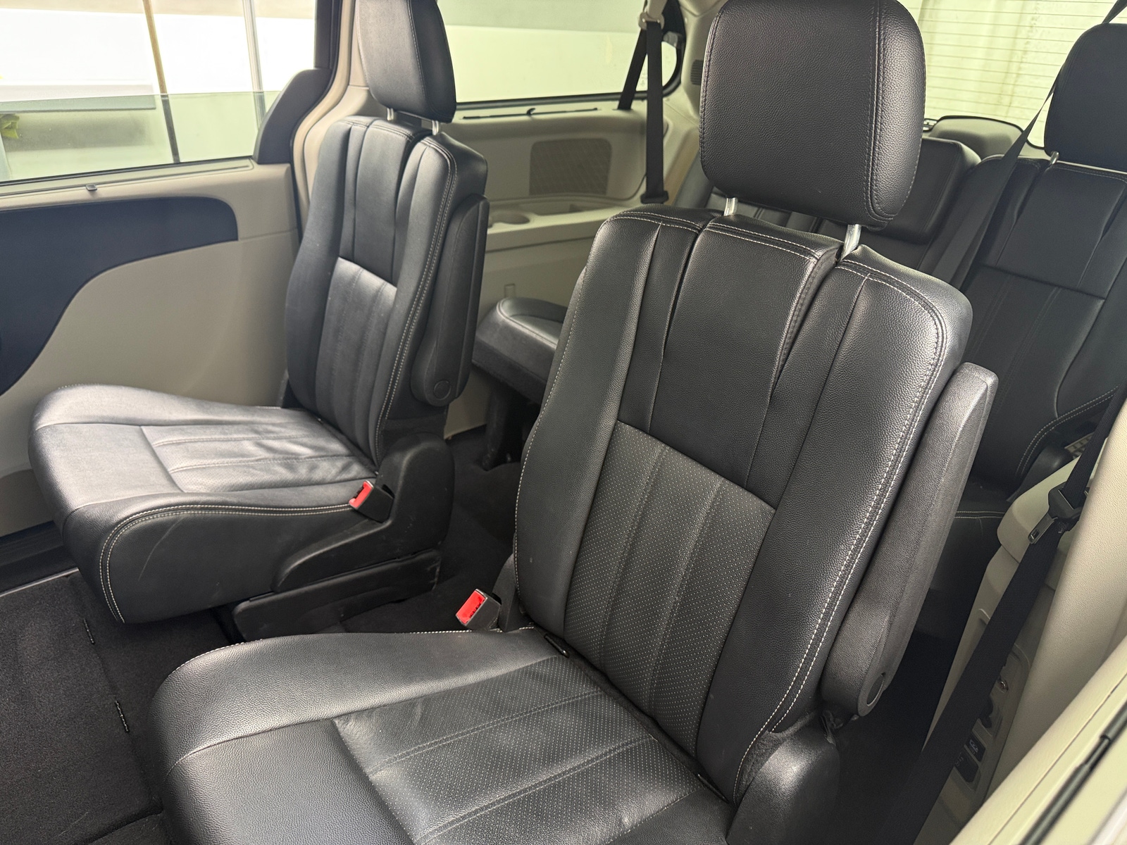 Thumbnail: 2016 Chrysler Town & Country - 5