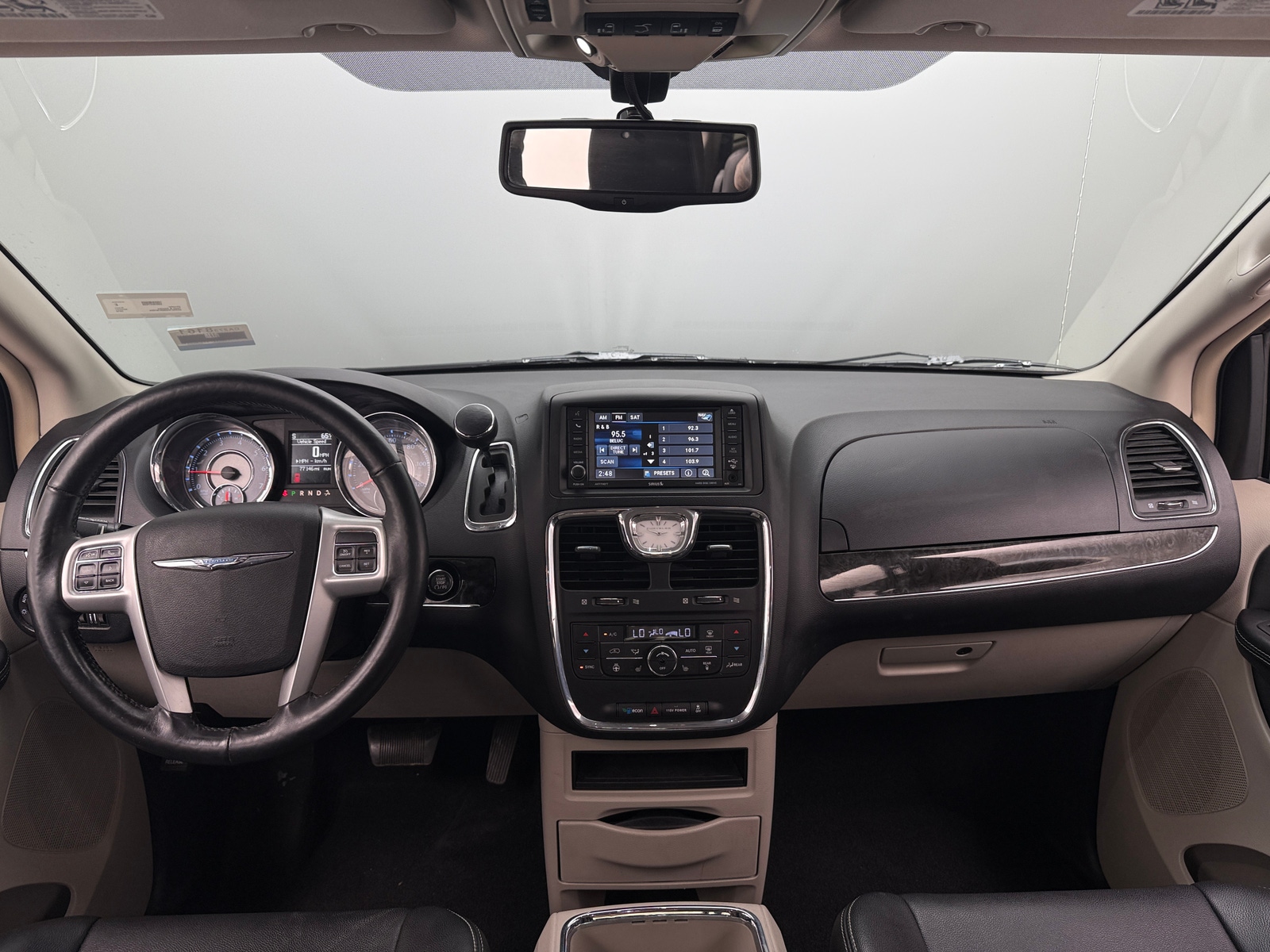 Thumbnail: 2016 Chrysler Town & Country - 2