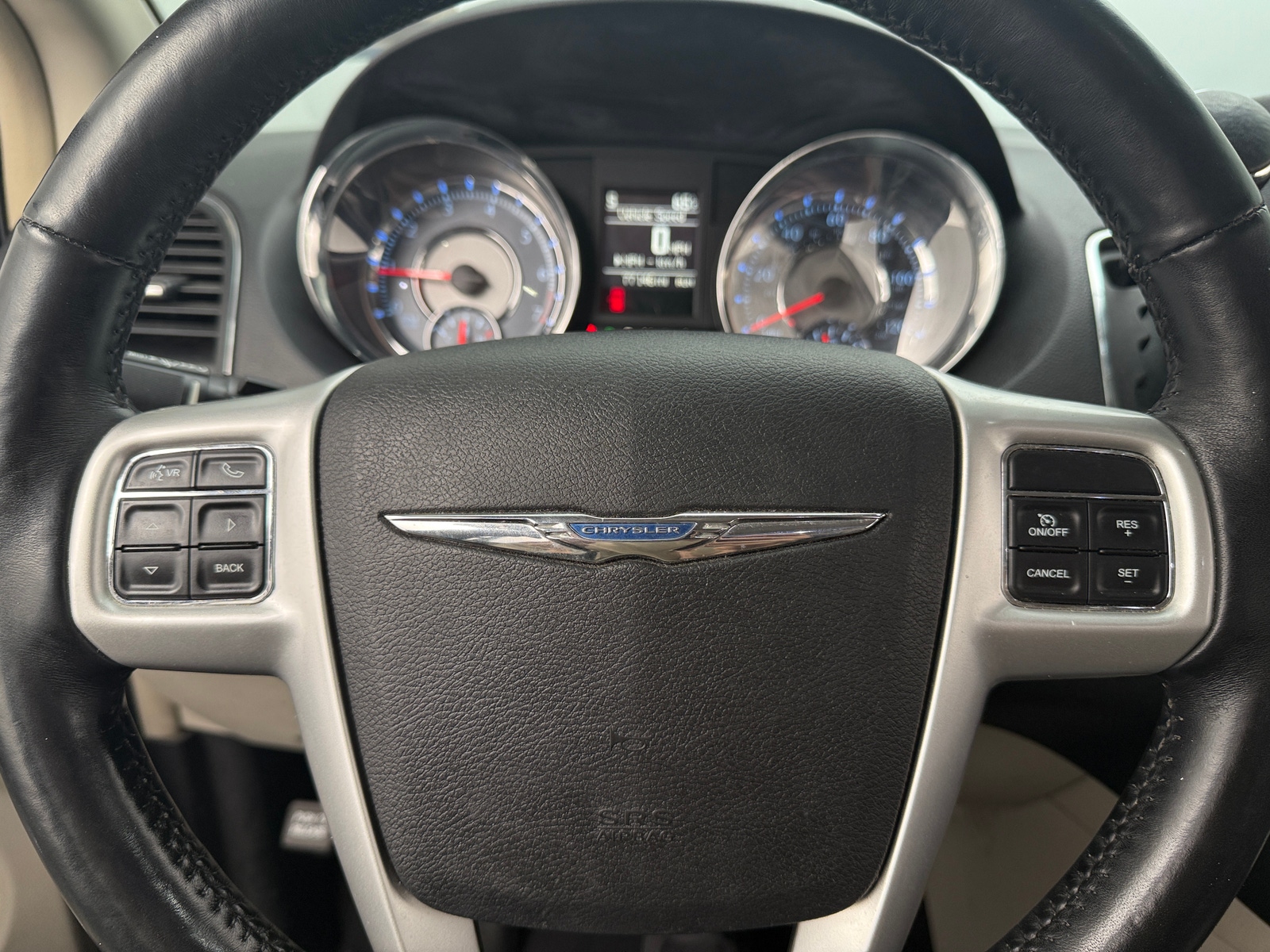 Thumbnail: 2016 Chrysler Town & Country - 4