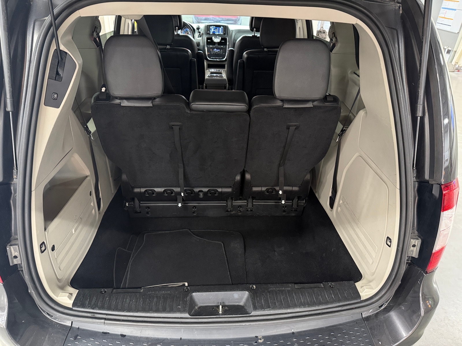 Thumbnail: 2016 Chrysler Town & Country - 6