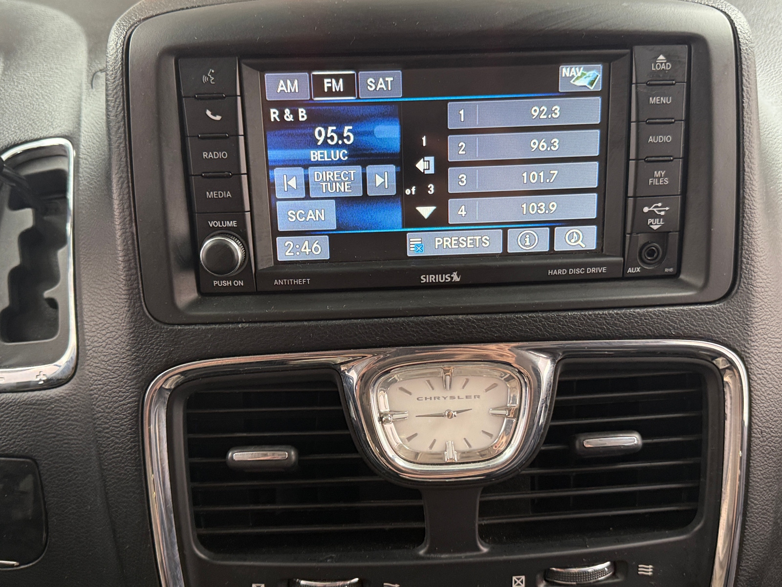 Thumbnail: 2016 Chrysler Town & Country - 3