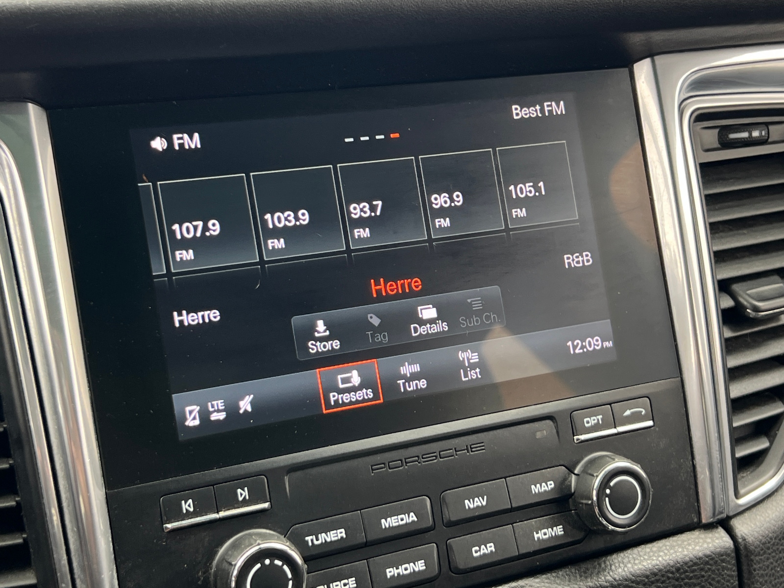 Thumbnail: 2018 Porsche Macan - 3