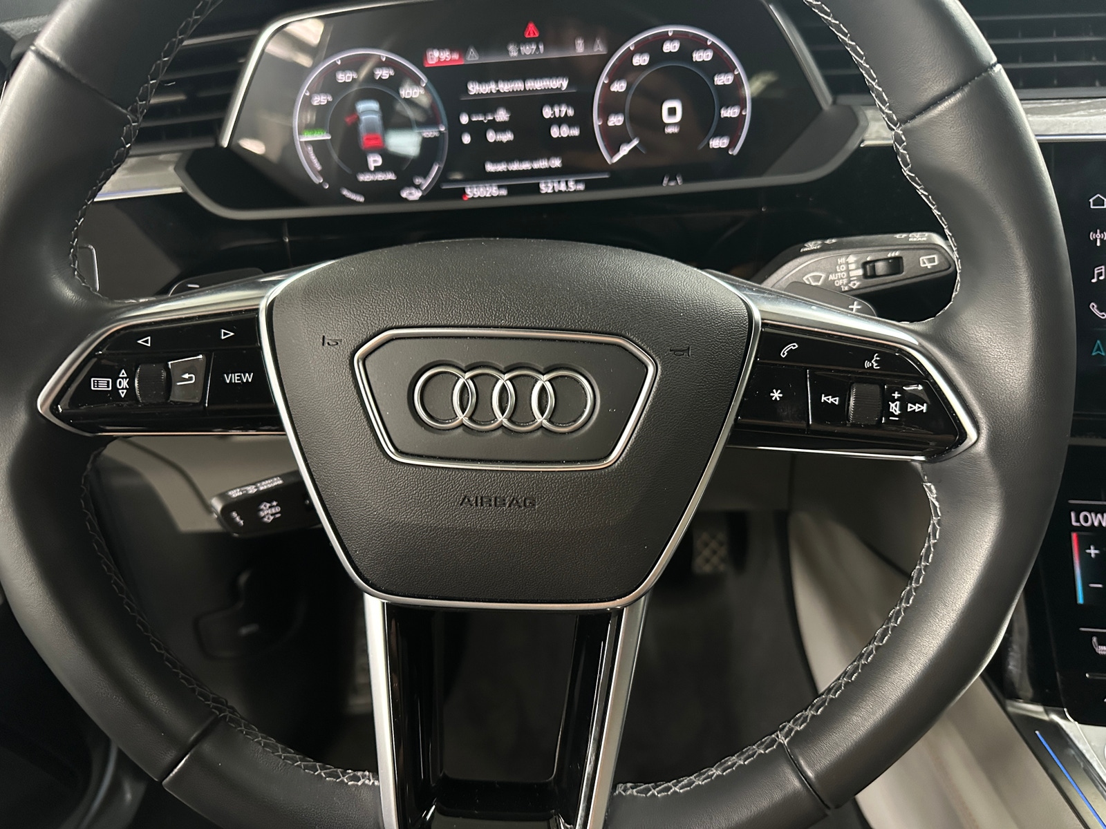 Thumbnail: 2022 Audi e-tron - 4