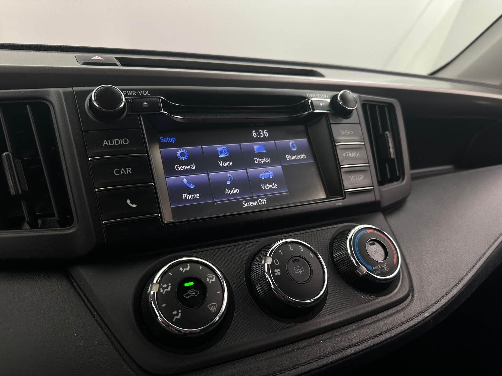 Thumbnail: 2018 Toyota RAV4 - 4