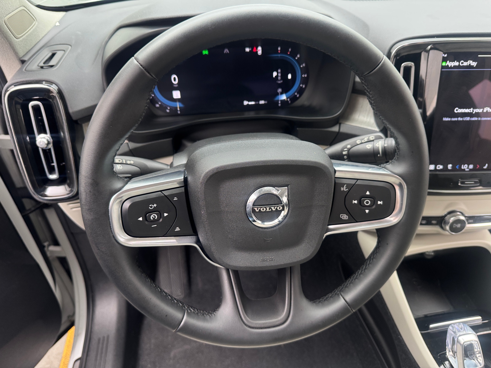 Thumbnail: 2023 Volvo XC40 - 4