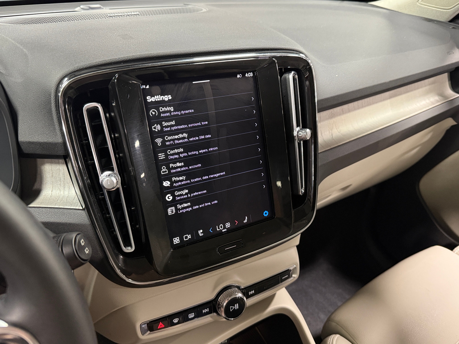 Thumbnail: 2023 Volvo XC40 - 3