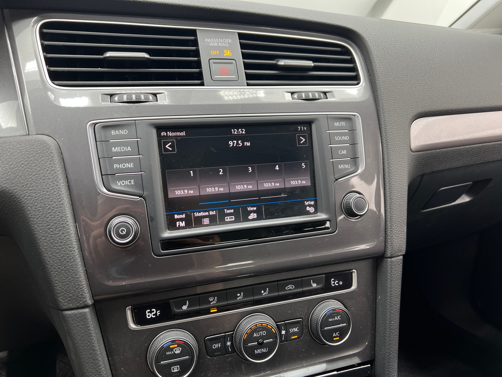 Thumbnail: 2016 Volkswagen e-Golf - 4