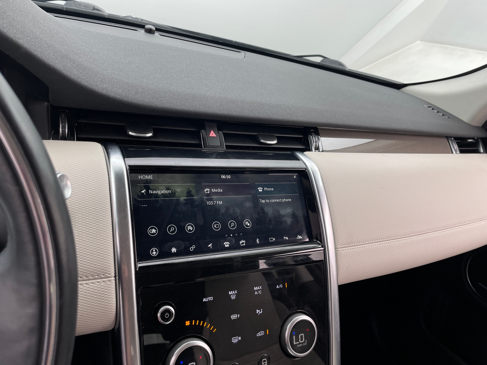 Thumbnail: 2020 Land Rover Discovery Sport - 3