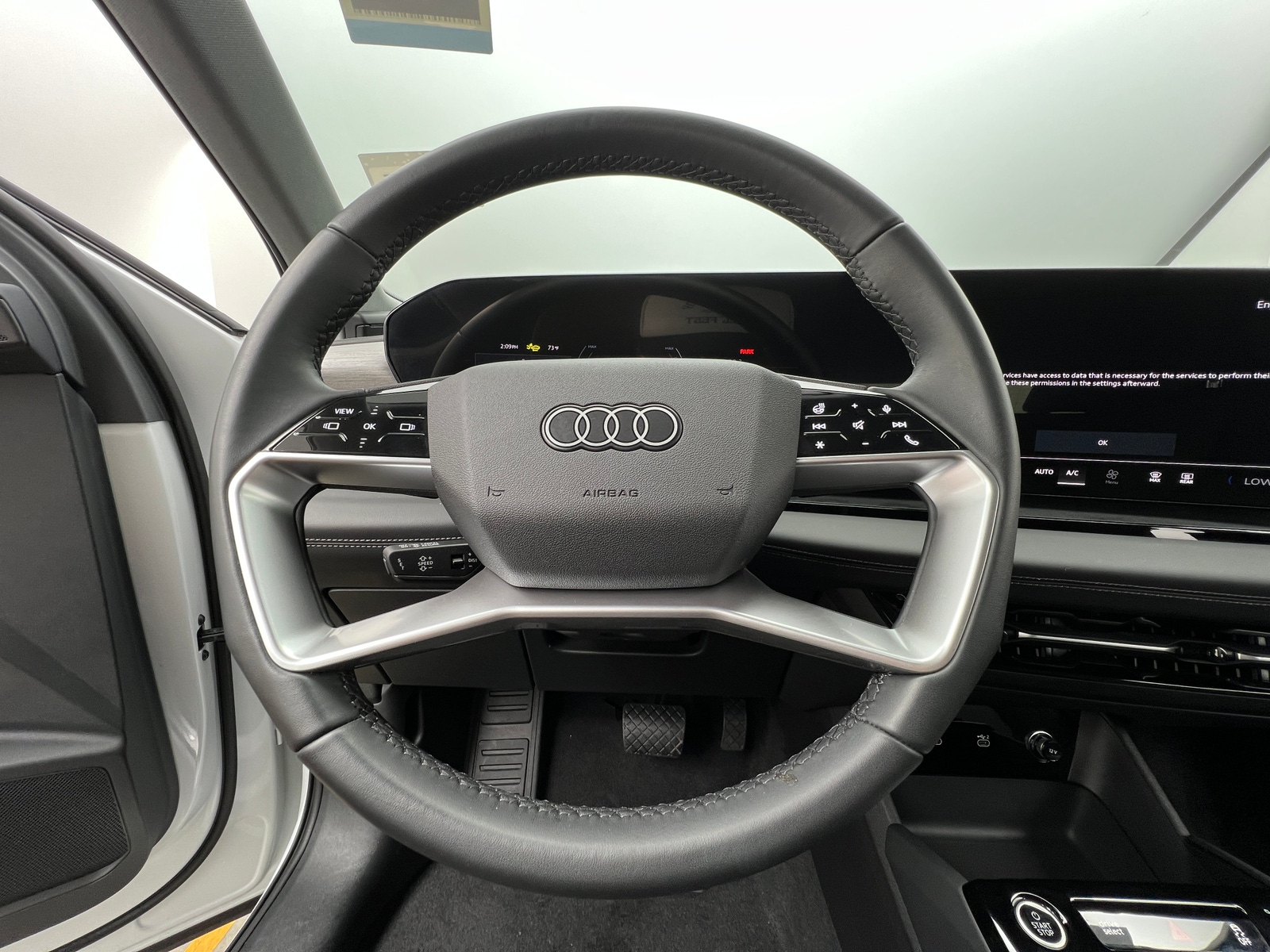 Thumbnail: 2025 Audi Q6 e-tron - 4